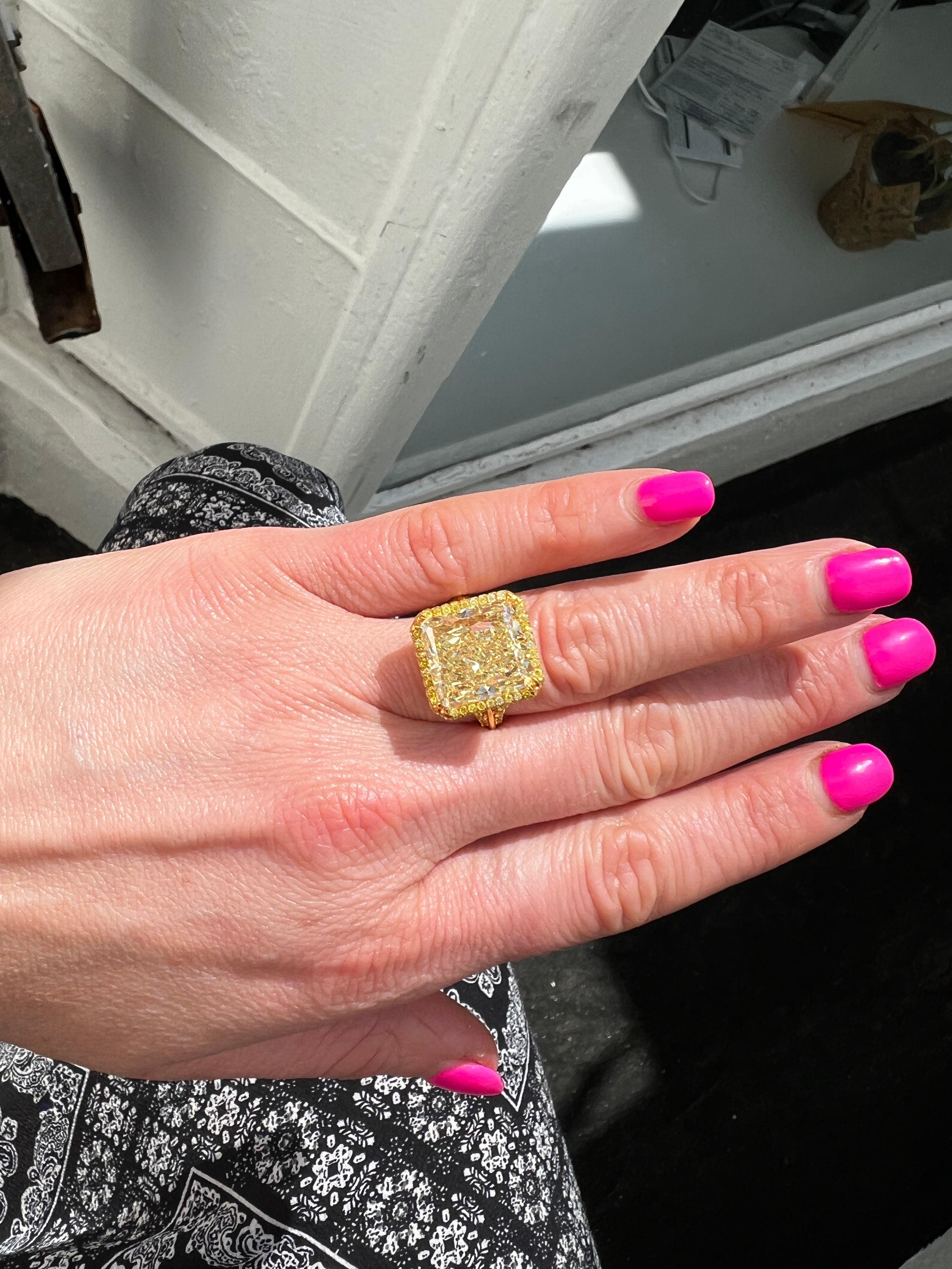 Atemberaubender Ring aus 18 Karat Gelbgold, GIA-zertifiziert, mit 12,05 Karat Fancy Yellow Diamanten. Der Mittelstein hat die Reinheit VS2 und eine strahlende Form. 
Die handgefertigte Fassung zeigt die Schönheit und den Stolz des Juweliers auf