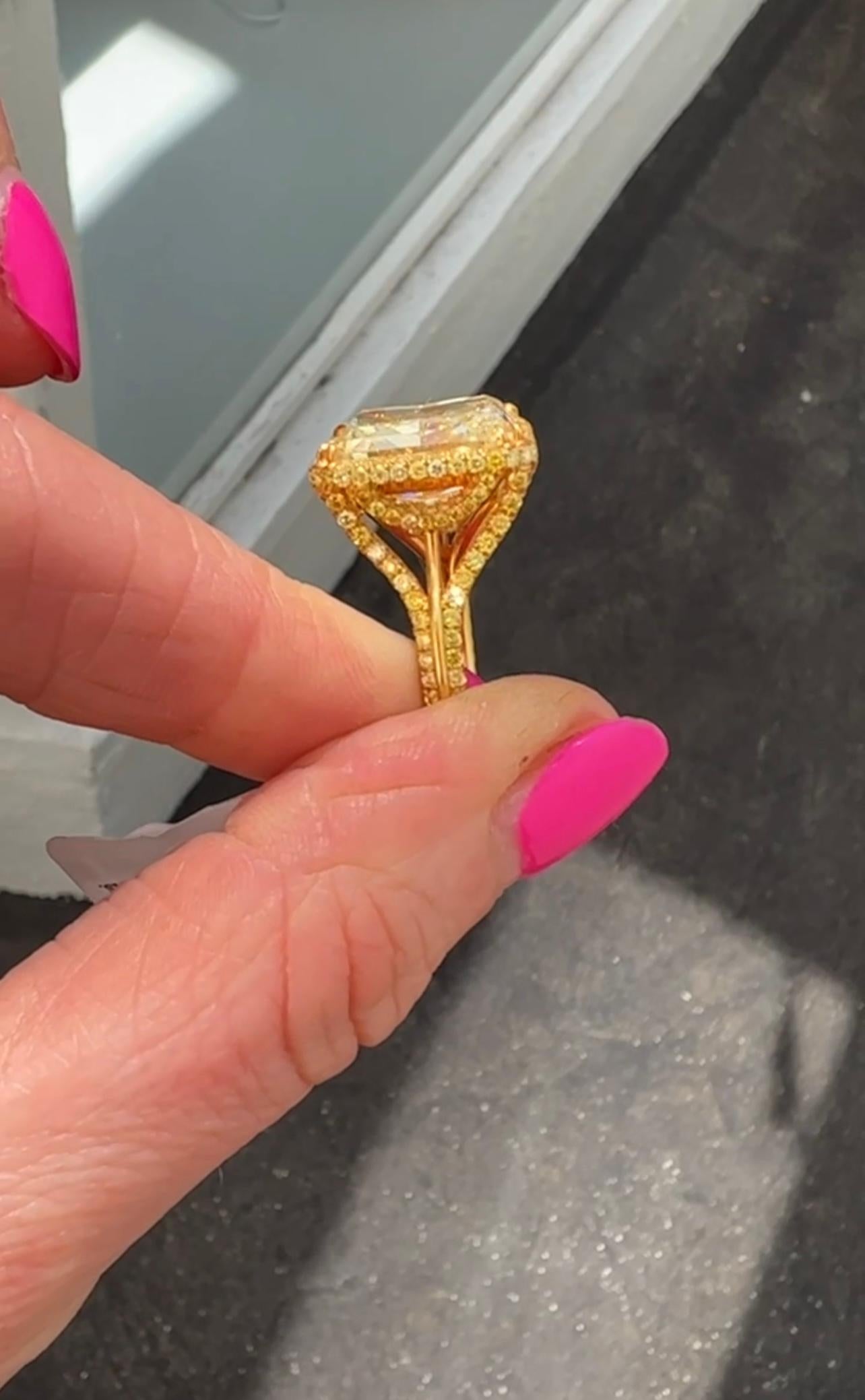 GIA-zertifizierter, 12,05-karätiger Fancy Gelber VVS2 Diamantring im Zustand „Neu“ in Beverly Hills, CA