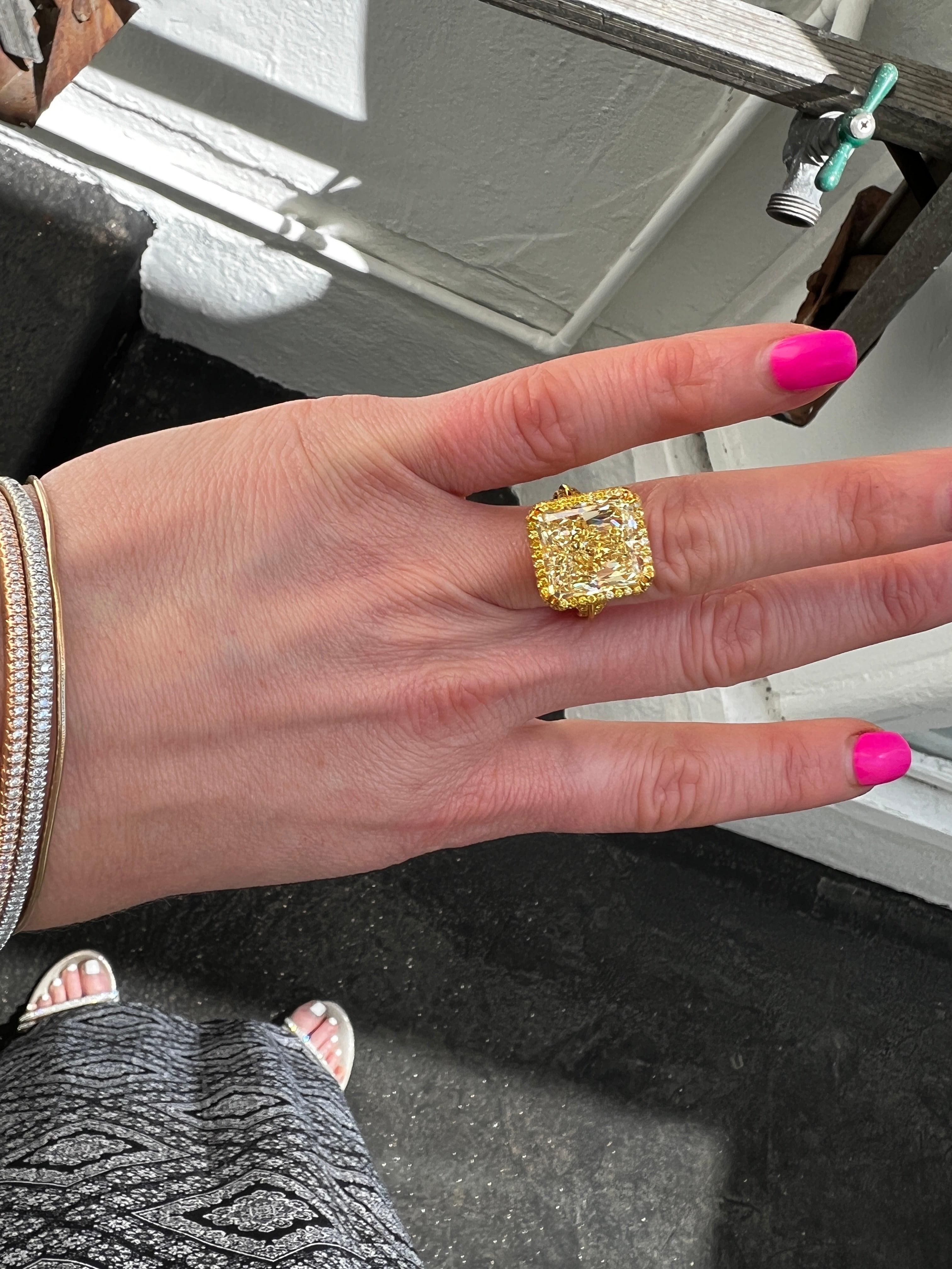GIA-zertifizierter, 12,05-karätiger Fancy Gelber VVS2 Diamantring 1