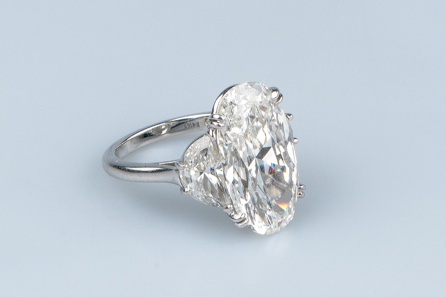 Women's GIA certified 12.09 carat oval cut diamond For Sale