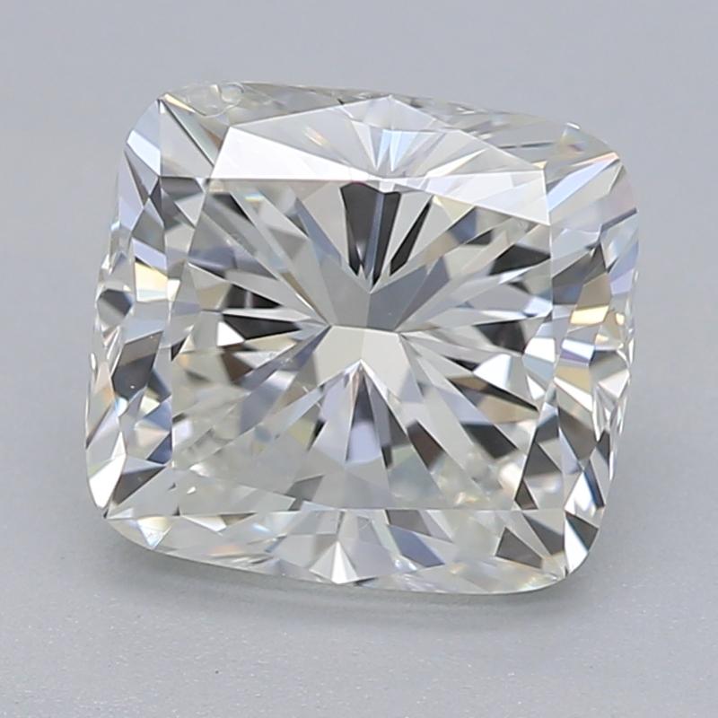 Fabricado a mano en Nueva York, este impresionante anillo de diamantes presenta una cautivadora pieza central de un diamante cojín certificado por el GIA de 1,21 , graduado H y VS2. Engarzado en una lujosa garra de platino, el diamante central está