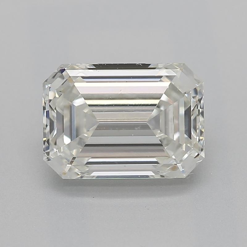 Dieser exquisite, in New York handgefertigte Diamantring präsentiert einen fesselnden Smaragd J VS1 1.21 als Mittelstein, der in einer klassischen Vier-Zacken-Fassung brilliert, die seine strahlende Schönheit hervorhebt. Der Ring ist elegant mit
