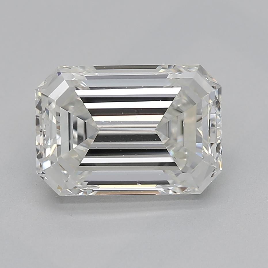 Realizzato a mano a New York, questo squisito anello con diamante mette in mostra un'affascinante pietra centrale smeraldo H VS2 1,21, brillantemente incastonata in una classica montatura a quattro punte che ne esalta la radiosa bellezza. L'anello è