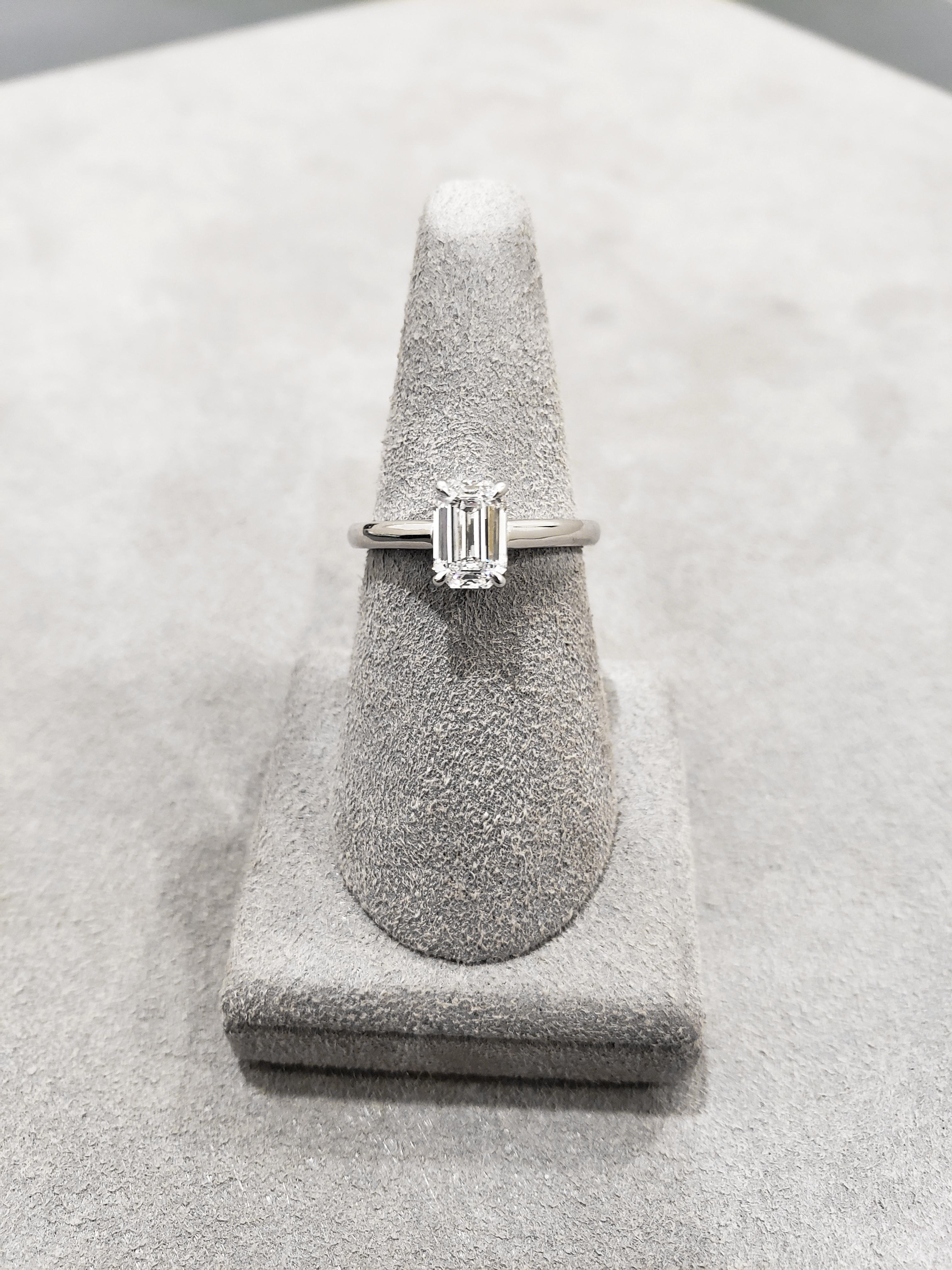 GIA Certified 1.21 Carats Total Emerald Cut Diamond Solitaire Engagement Ring Pour femmes en vente