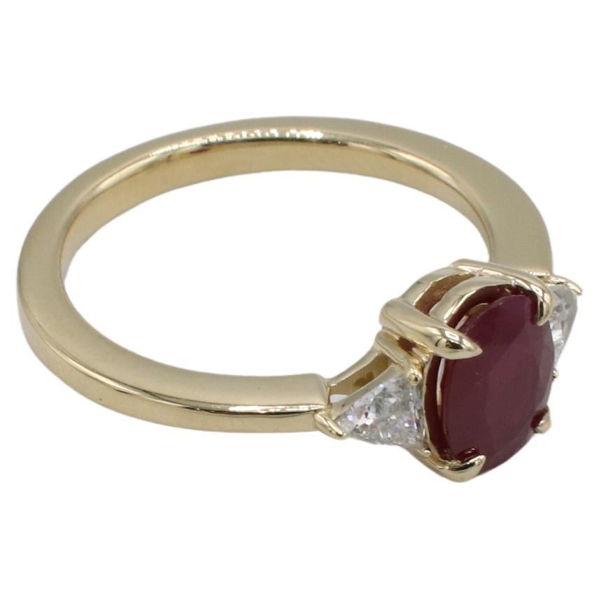 GIA-zertifiziert 1,21 Karat natürlichen Burma Red Ruby & Diamant Drei Stein Ring 
GIA-Berichtsnummer: 6234413808
Rubin: 1,21 Karat ovaler natürlicher Burma-Rubin
Diamanten: Ca. 0,30 CTW G-H VS Billion natürliche Diamanten
Größe: 6.5 (US)
Höhe: 4,7