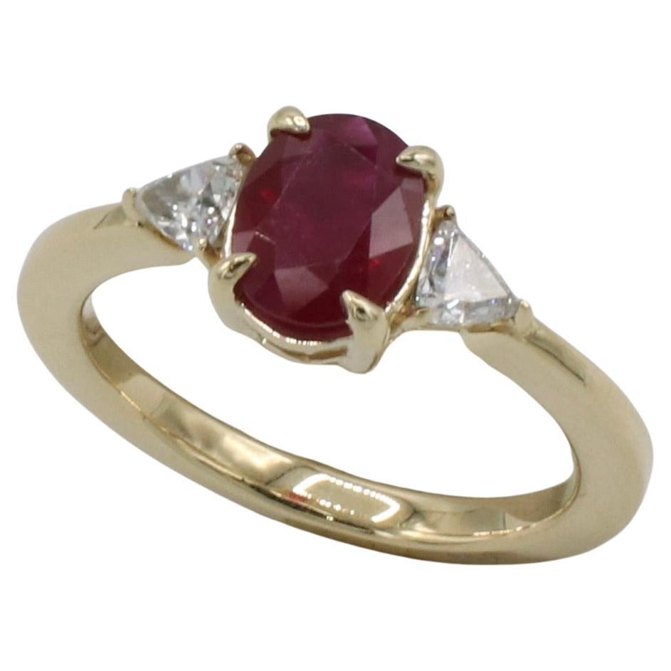 GIA-zertifiziert 1,21 Karat natürlichen Burma Red Ruby & Diamant Drei Stein Ring im Zustand „Neu“ im Angebot in  Baltimore, MD
