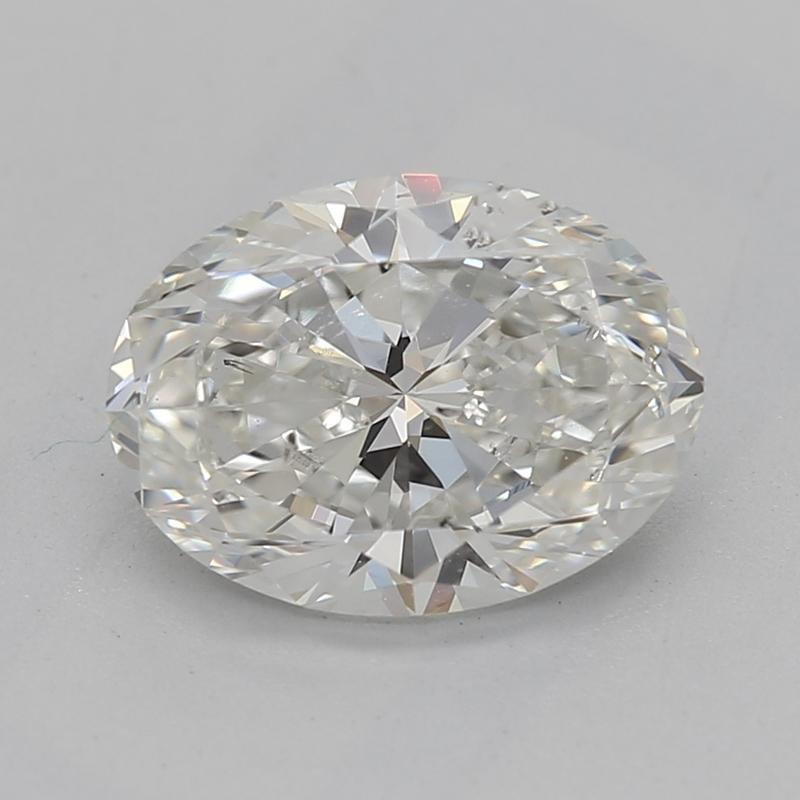 Realizzato a mano a New York, questo squisito anello con diamante presenta un centrotavola mozzafiato che cattura l'essenza del romanticismo e dell'eleganza. Al centro si trova un diamante ovale che vanta un'impeccabile classificazione H e SI2, con