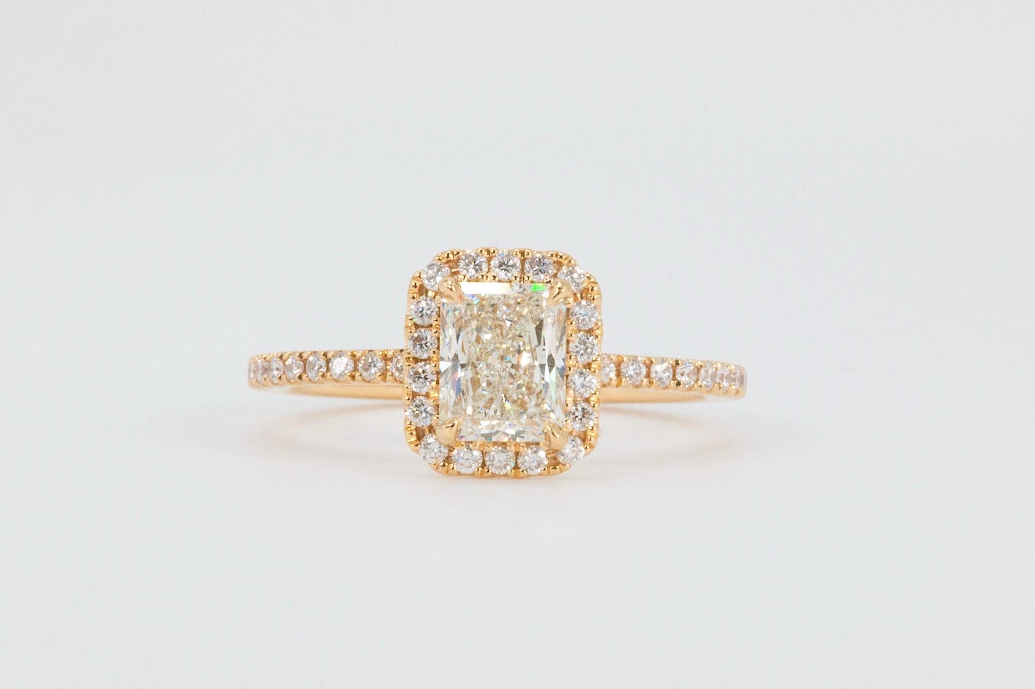 Anello di fidanzamento in oro giallo 18k con diamante taglio radiante da 1,21 carati certificato GIA

Un elegante anello in oro giallo 18 carati che presenta un diamante naturale di 1,21 carati con taglio radiante, di colore I e purezza VVS2. Il