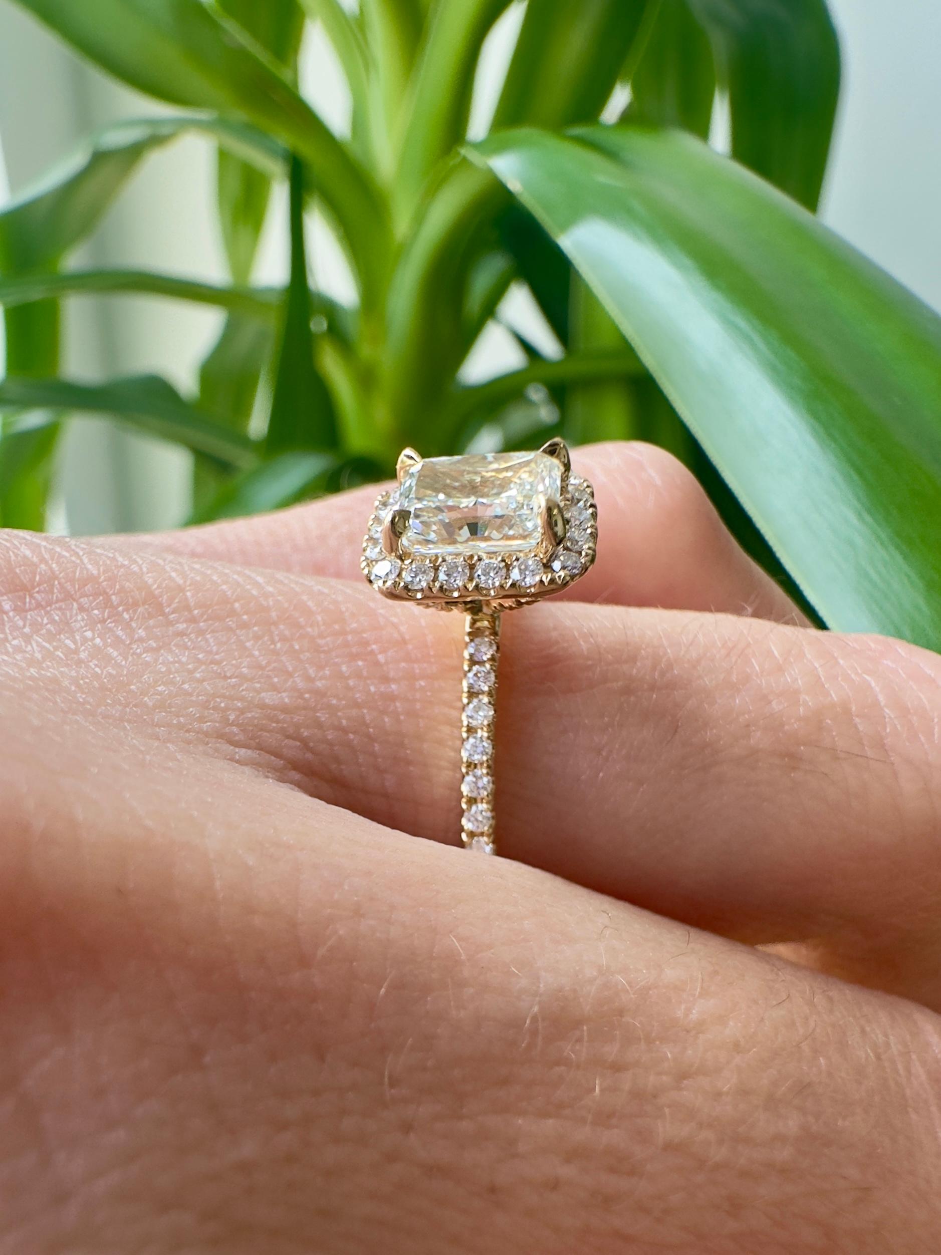 Anello di fidanzamento in oro giallo 18k con diamante taglio radiante da 1,21 carati certificato GIA in vendita 2