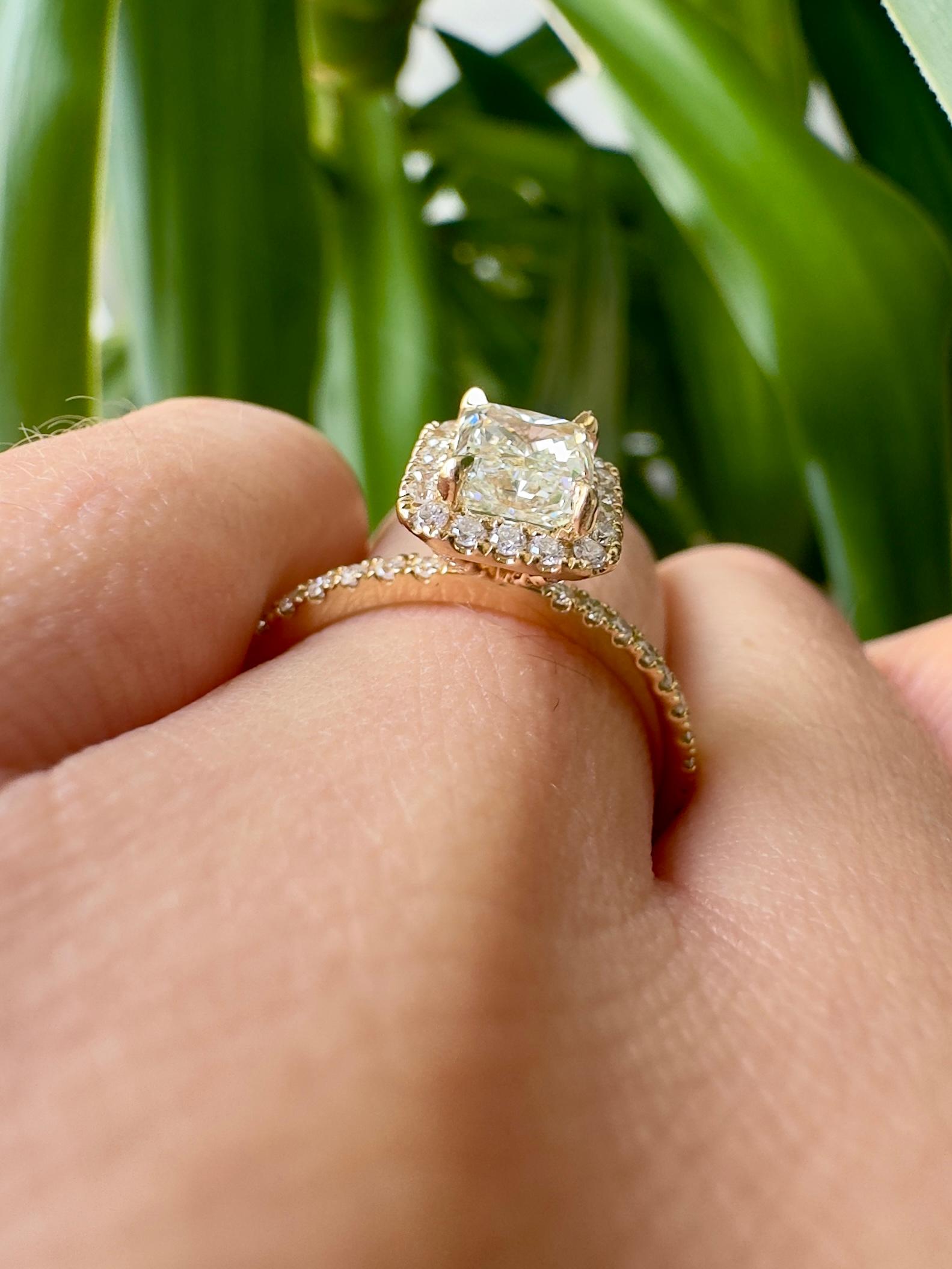 Anello di fidanzamento in oro giallo 18k con diamante taglio radiante da 1,21 carati certificato GIA in vendita 3