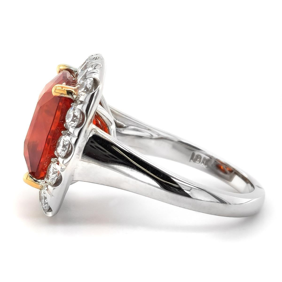 Taille brillant Bague en or bicolore 18 carats avec saphir rouge-orange de 12,12 carats certifié par le GIA et diamant en vente