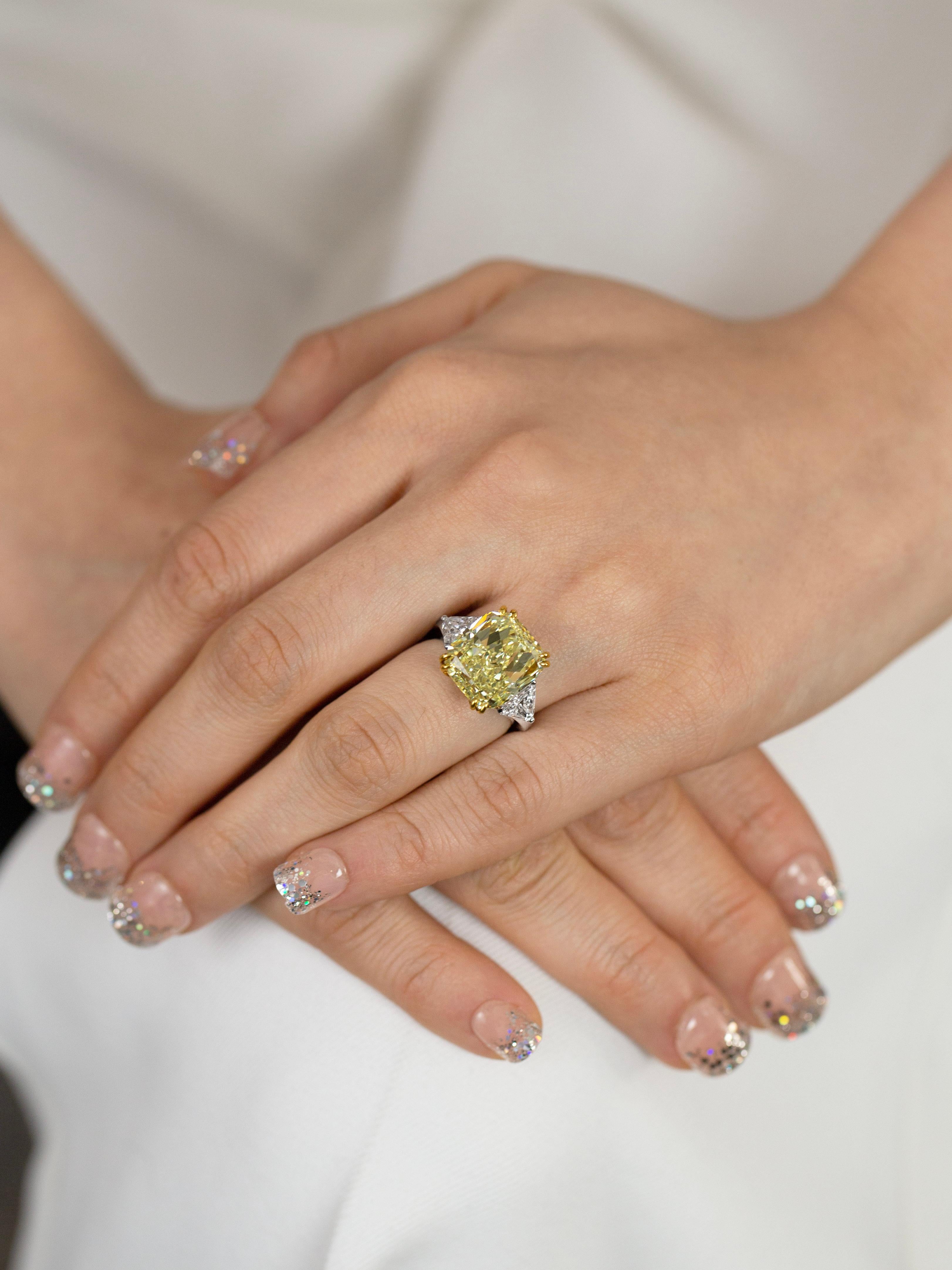 Contemporain Bague de fiançailles certifiée GIA 12,15 carats, taille coussin, diamant jaune clair fantaisie en vente