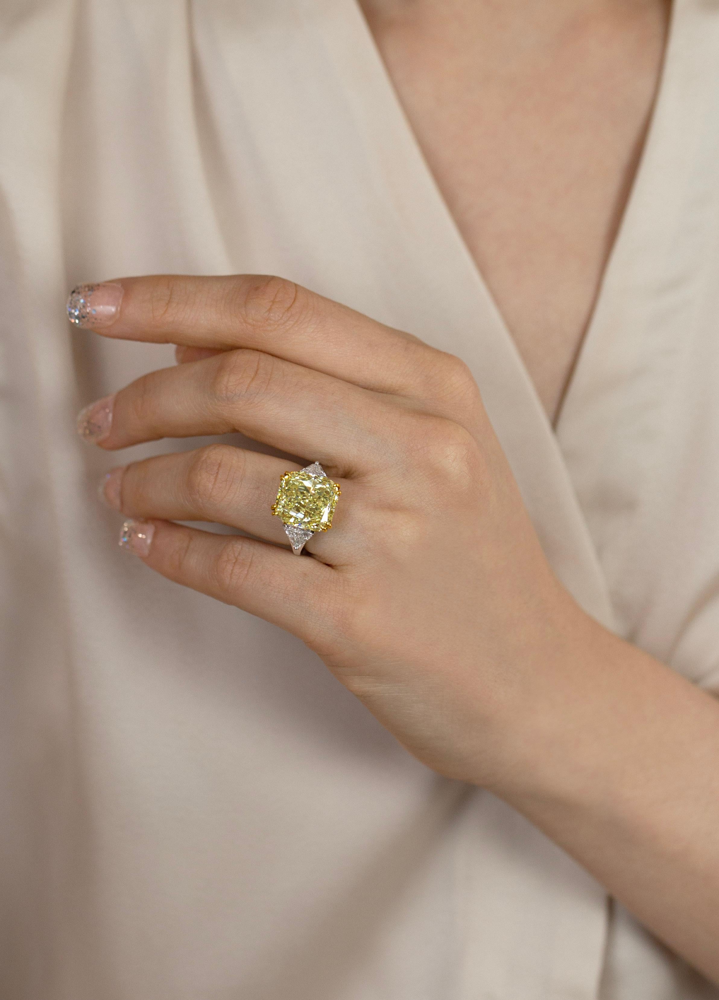Taille coussin Bague de fiançailles certifiée GIA 12,15 carats, taille coussin, diamant jaune clair fantaisie