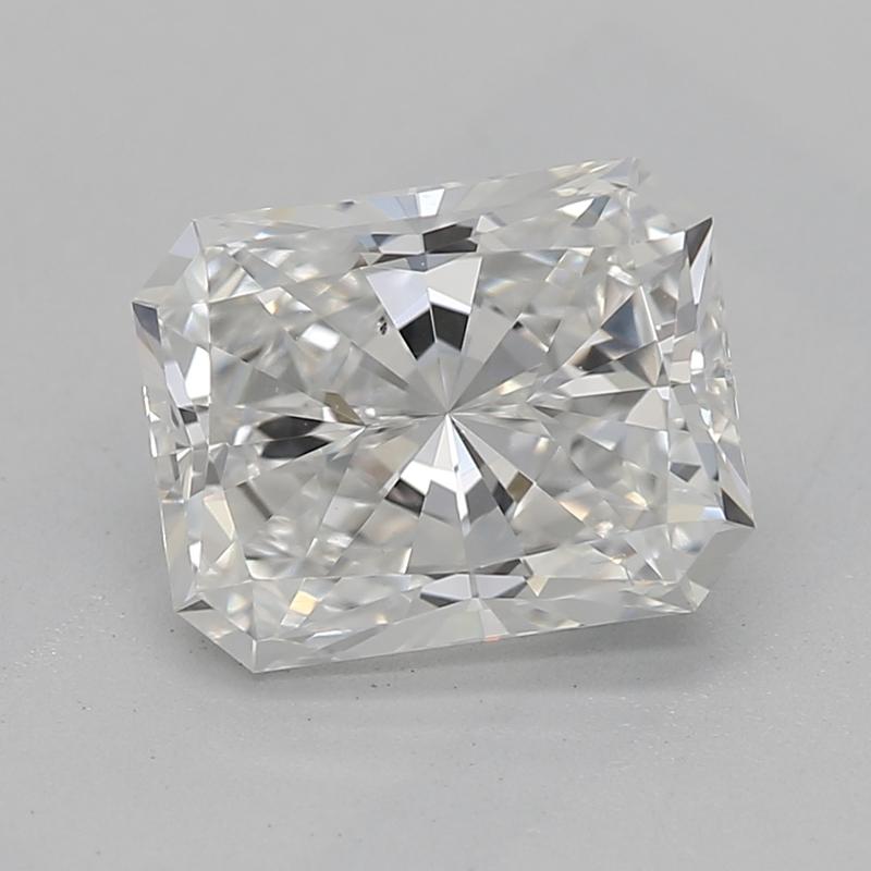 Dieser atemberaubende, in New York handgefertigte Diamantring mit einem brillanten Mittelstück, in dem ein strahlender Diamant F VS2 1,21 elegant in einer vierzinkigen, verschlungenen Fassung sitzt, erinnert an die Designelemente eines Spaliers. Die