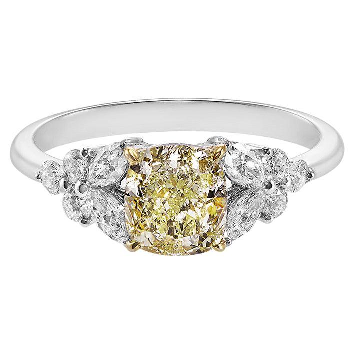 Bague de fiançailles unique en diamant jaune clair taille coussin de 1,22 carat certifié par le GIA