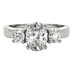 GIA Certified 1.22 Carat Oval & Round Three-Stone  Bague en diamant
