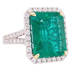 Anillo de cóctel de diamantes y esmeralda africana de 12,25 quilates certificado por el GIA
