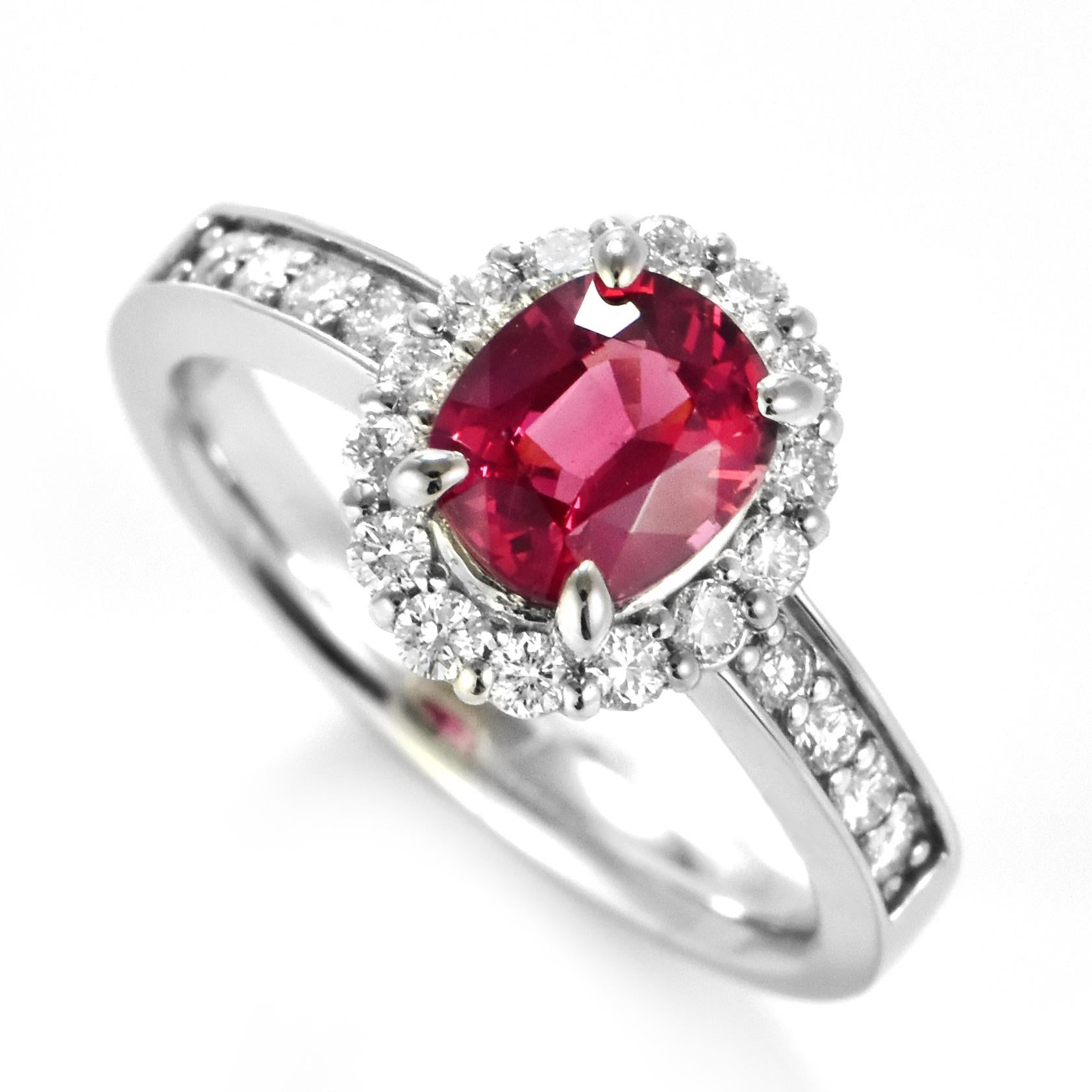 Cette magnifique bague de halo est ornée d'un spinelle birman de 1,229 carat certifié par le GIA et de 0,42 carat de diamants sertis dans du platine. Le spinelle a souvent été confondu avec le rubis, mais c'est une pierre précieuse qui peut se
