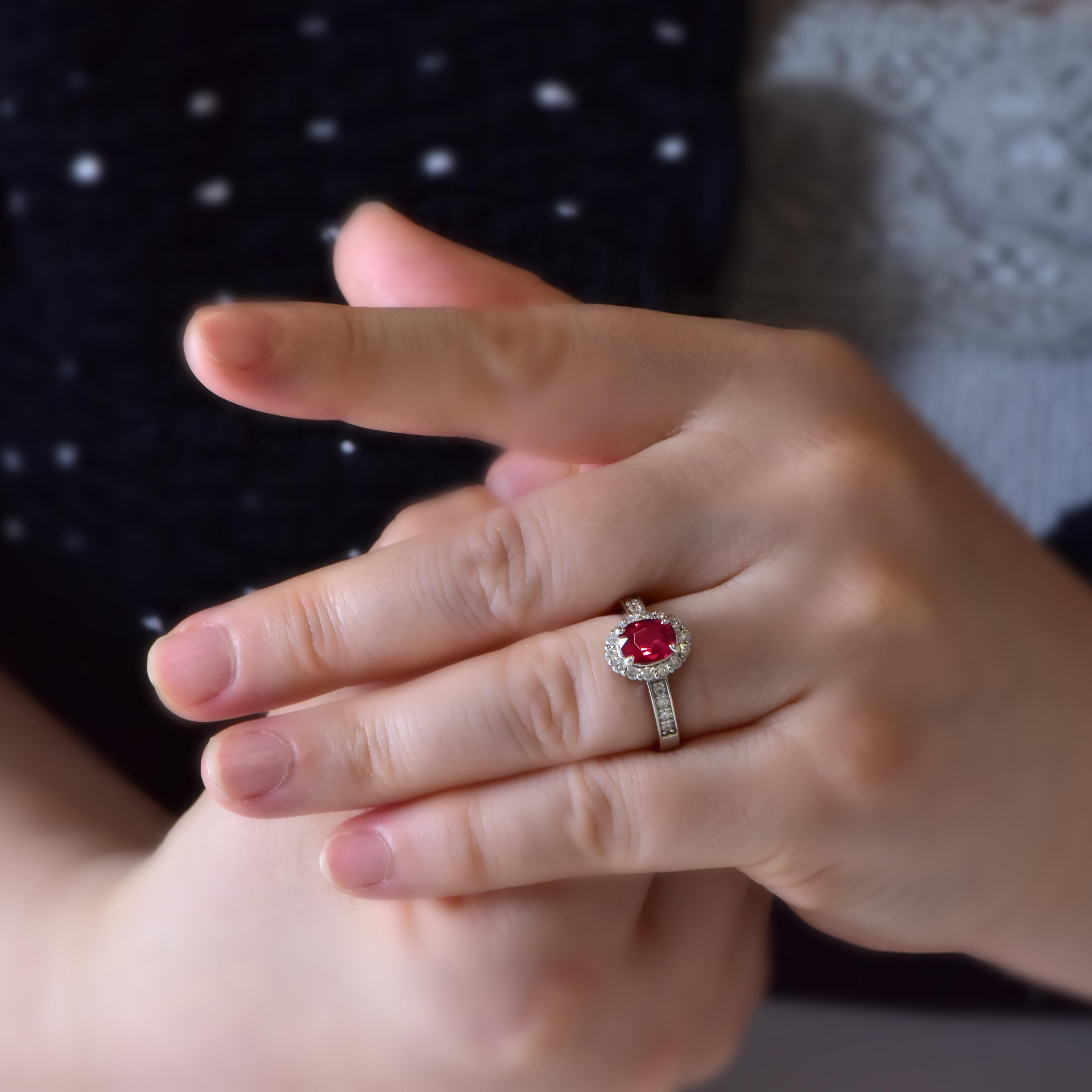 Bague en platine certifiée GIA de 1.229 carat de spinelles rouges naturelles et de diamants en vente 1