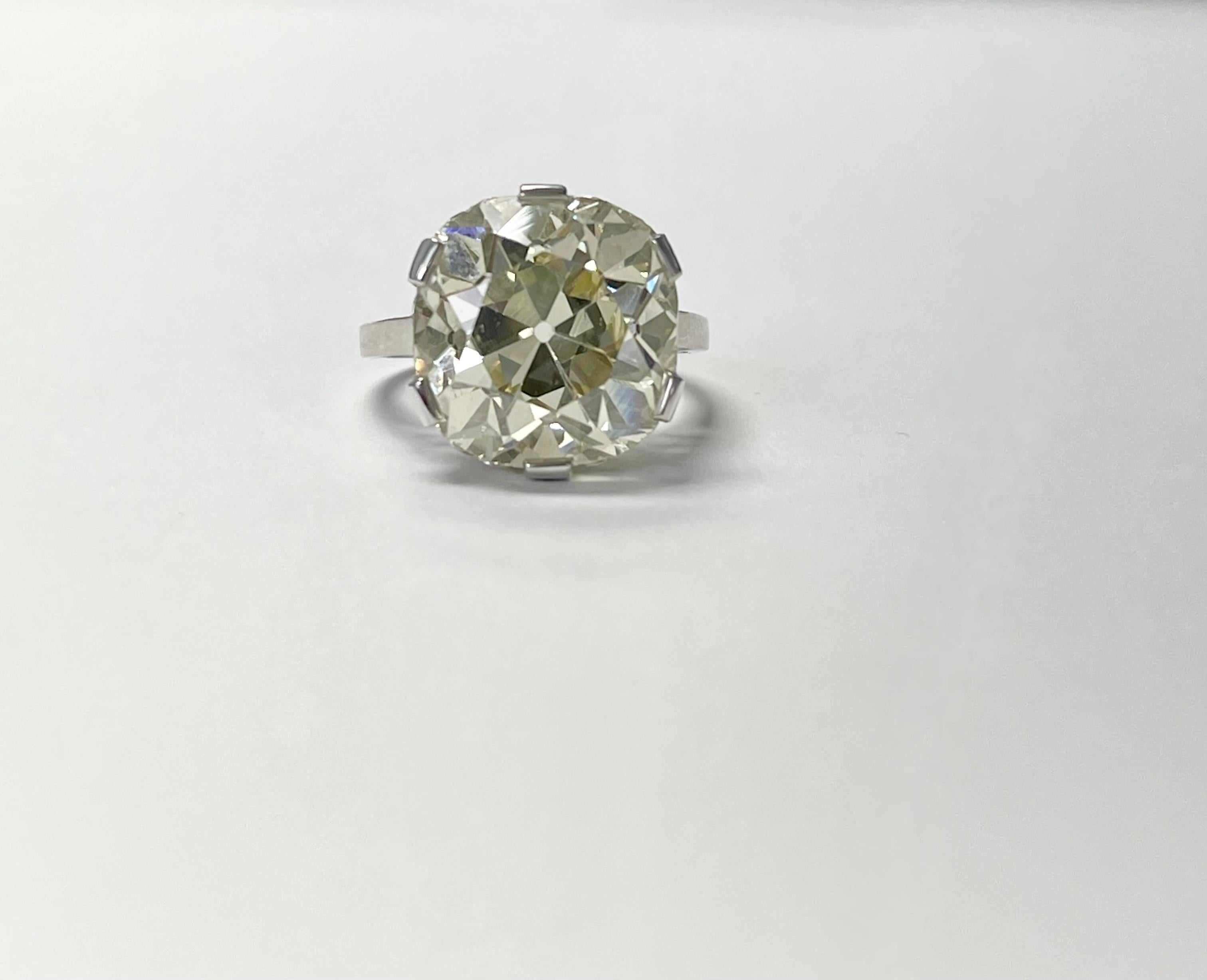Bague de fiançailles en platine certifiée GIA 12.32 Carat Old Mine Cushion Diamond en vente 5