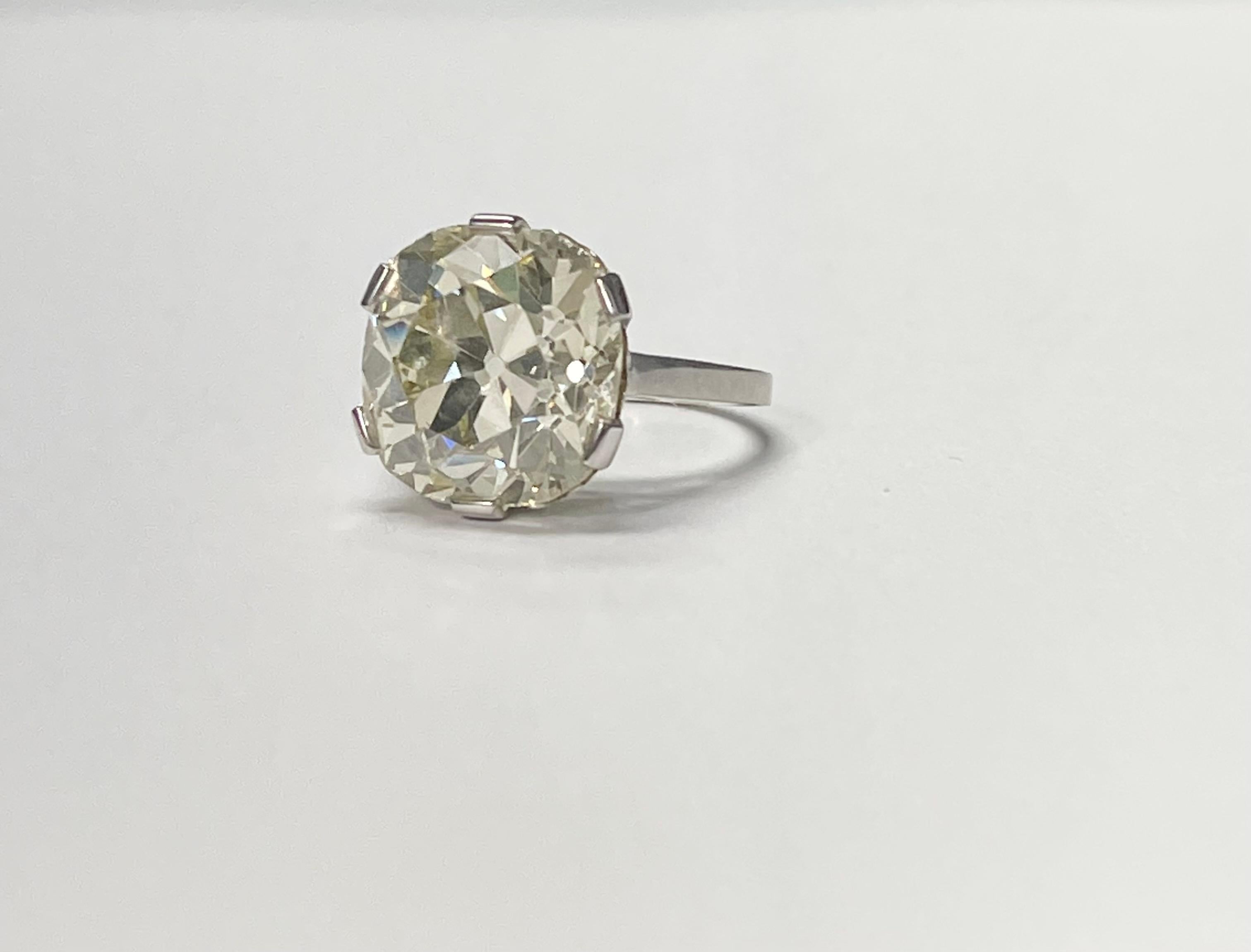 Bague de fiançailles en platine certifiée GIA 12.32 Carat Old Mine Cushion Diamond en vente 2