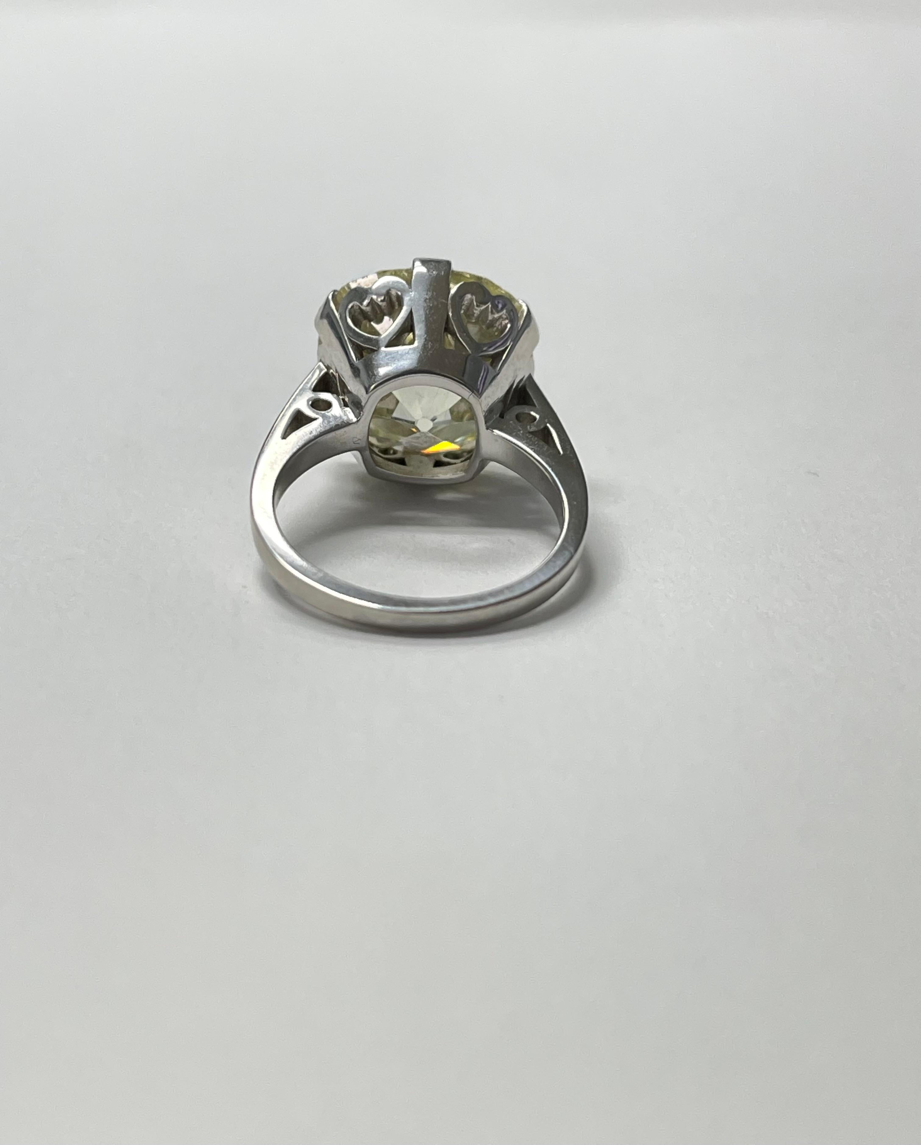 Bague de fiançailles en platine avec diamant coussin de 12,32 carats certifié par le GIA.  en vente 3