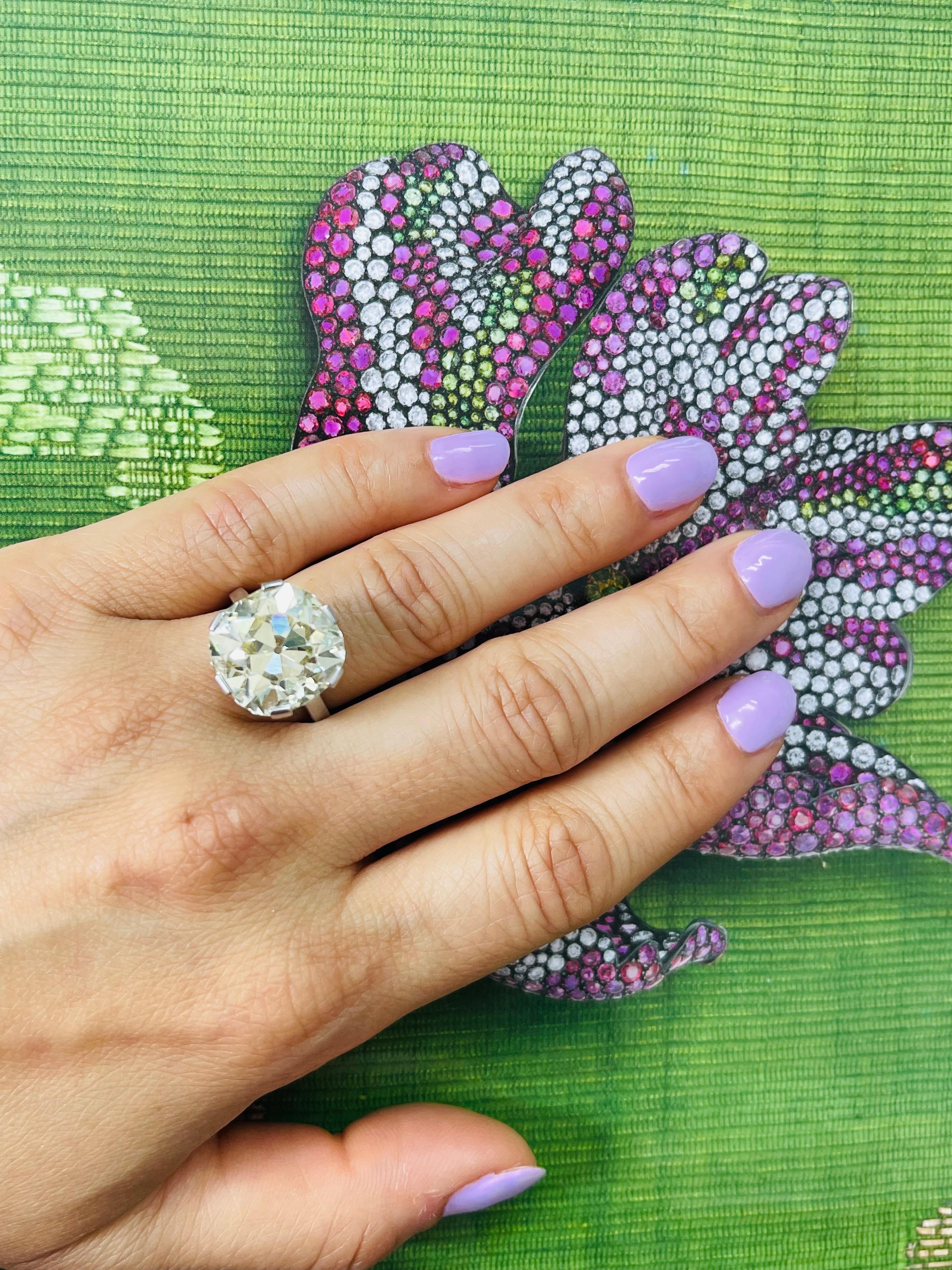 Bague de fiançailles en platine certifiée GIA 12.32 Carat Old Mine Cushion Diamond en vente 4