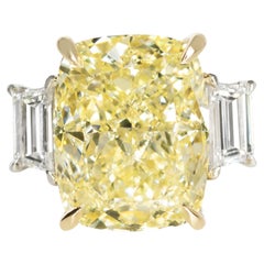 Bague avec diamant jaune clair fantaisie taille coussin de 12.34 carats certifié GIA