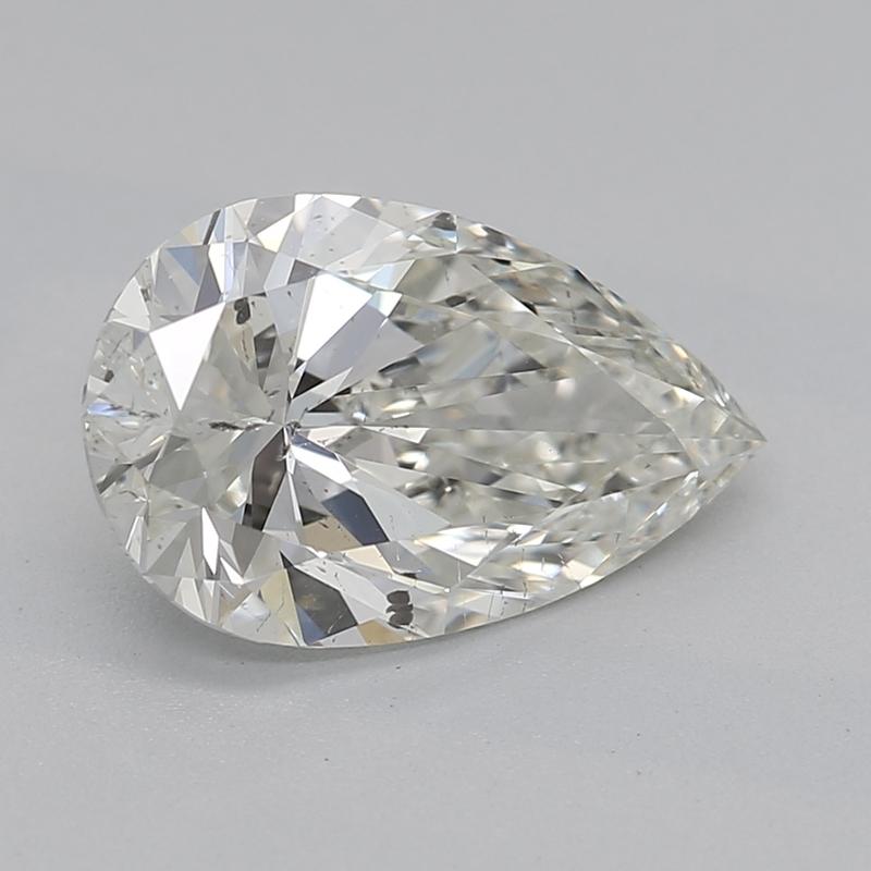 Ti presentiamo uno splendido anello con diamante che unisce l'eleganza a un motivo floreale unico. Questo pezzo presenta un'accattivante pietra centrale incastonata, un radioso diamante a pera di 1,23 , con una raffinata J e SI2. La fascia è