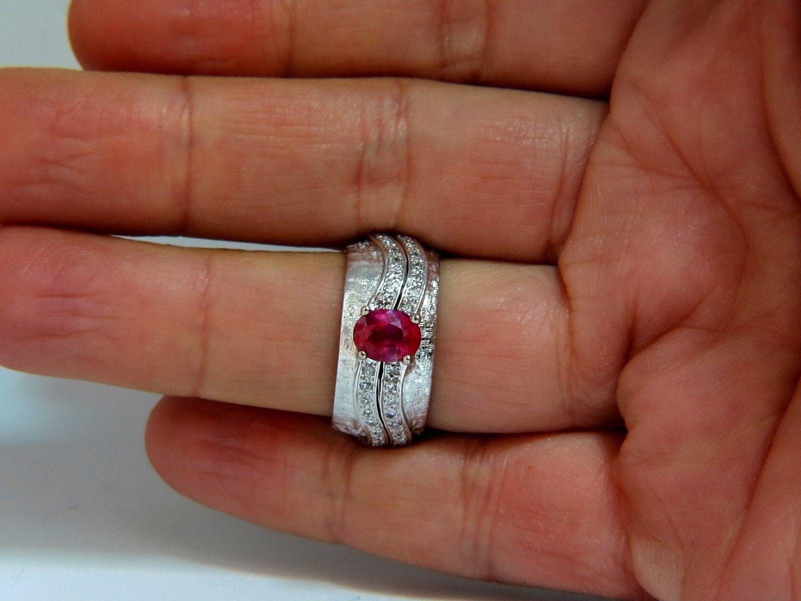 Taille ovale GIA Certified 1.24 Carat No Heat Ruby Diamond Ring 14 Karat Band en vente