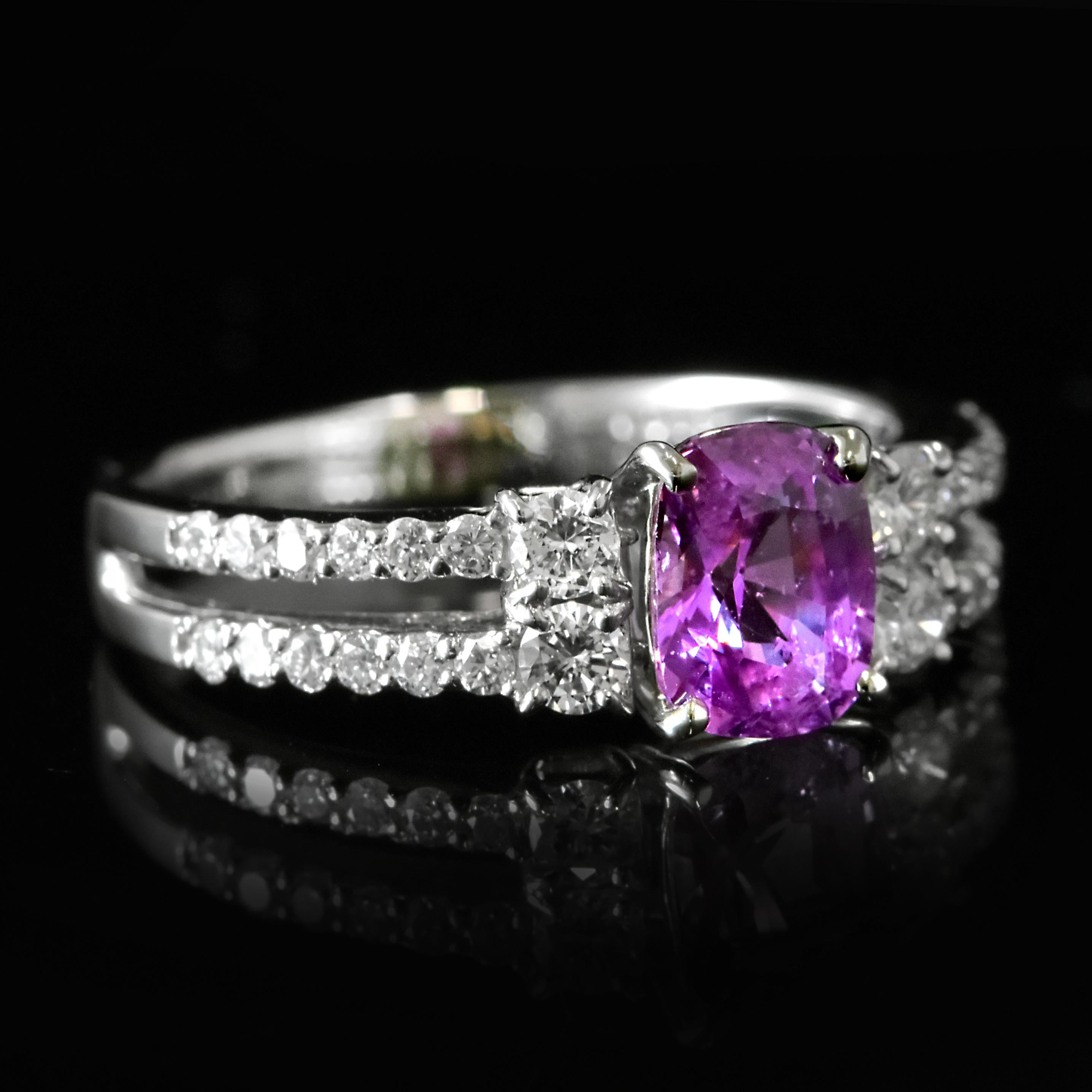 Anello con zaffiro rosa e diamante non riscaldato certificato GIA da 1,24 carati in platino in vendita 6