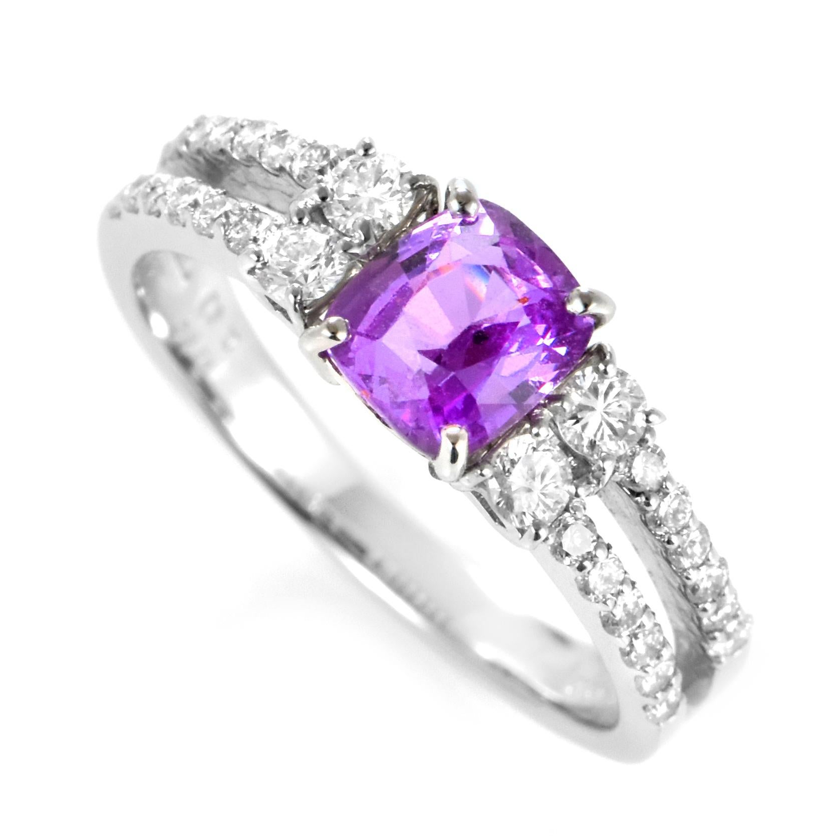 Un bellissimo anello con zaffiro rosa non riscaldato naturale certificato GIA da 1,24 carati e accenti di diamante da 0,45 carati in platino. Gli zaffiri hanno una durata straordinaria: eccellono per durezza, resistenza e durata, rendendoli molto
