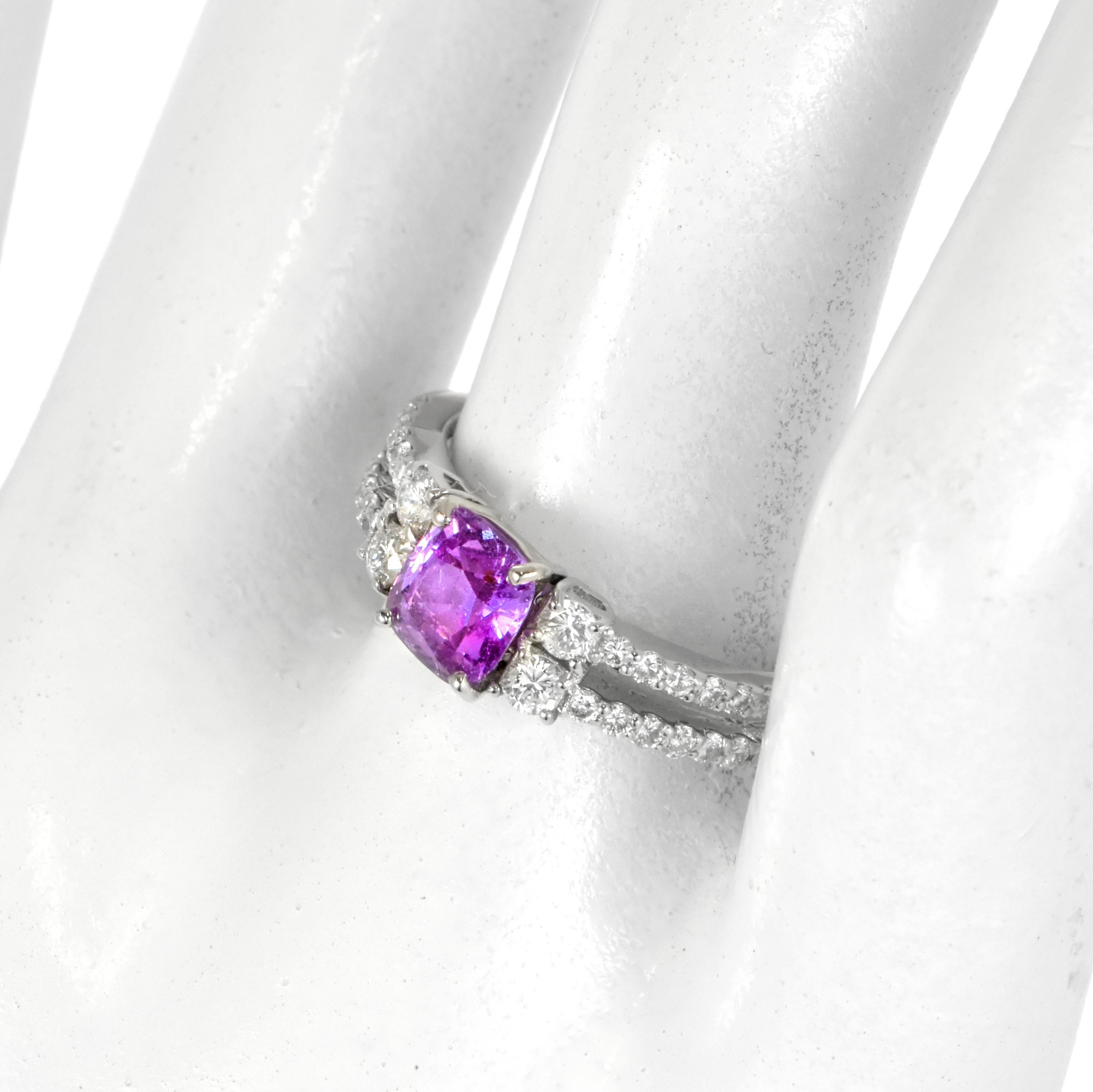 Moderno Anello con zaffiro rosa e diamante non riscaldato certificato GIA da 1,24 carati in platino in vendita