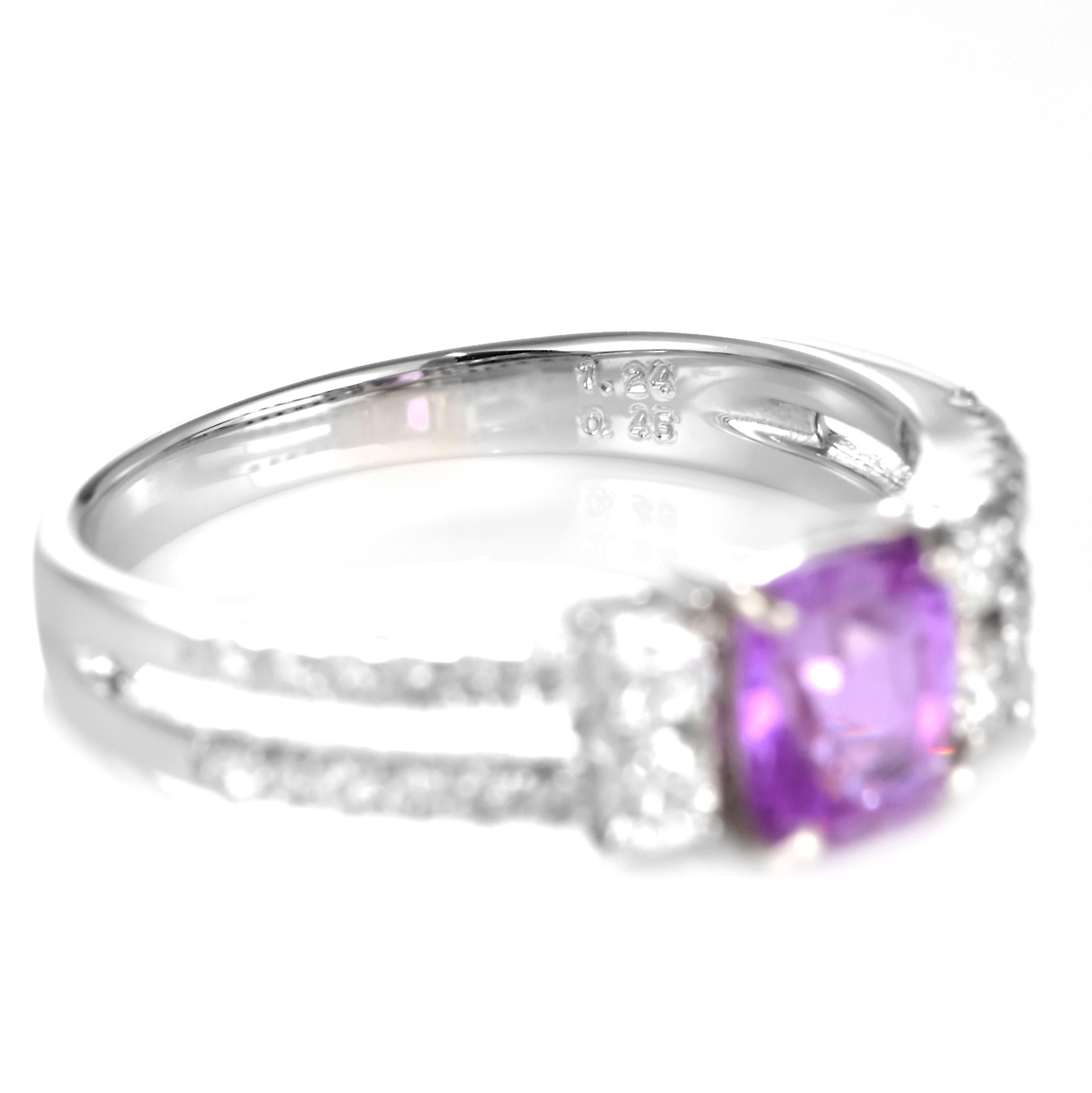 Taglio cuscino Anello con zaffiro rosa e diamante non riscaldato certificato GIA da 1,24 carati in platino in vendita