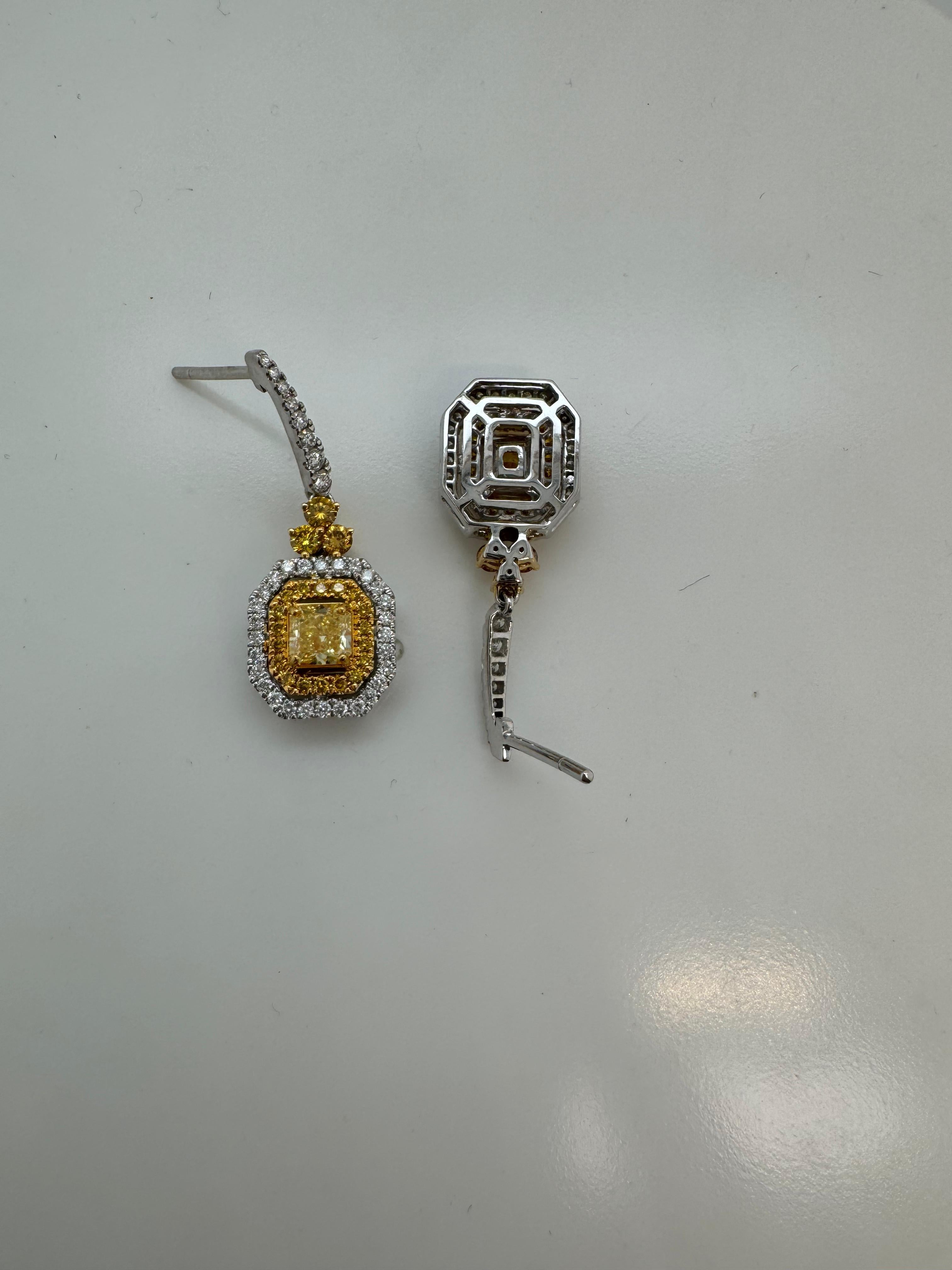 Ti presentiamo uno squisito paio di orecchini di REWA Jewelry, con splendidi diamanti Fancy Intense Yellow che irradiano una bellezza vibrante. Le due pietre centrali, del peso di 0,67 carati (GIA-5221324993) e 0,57 carati (GIA-5222323577), vantano