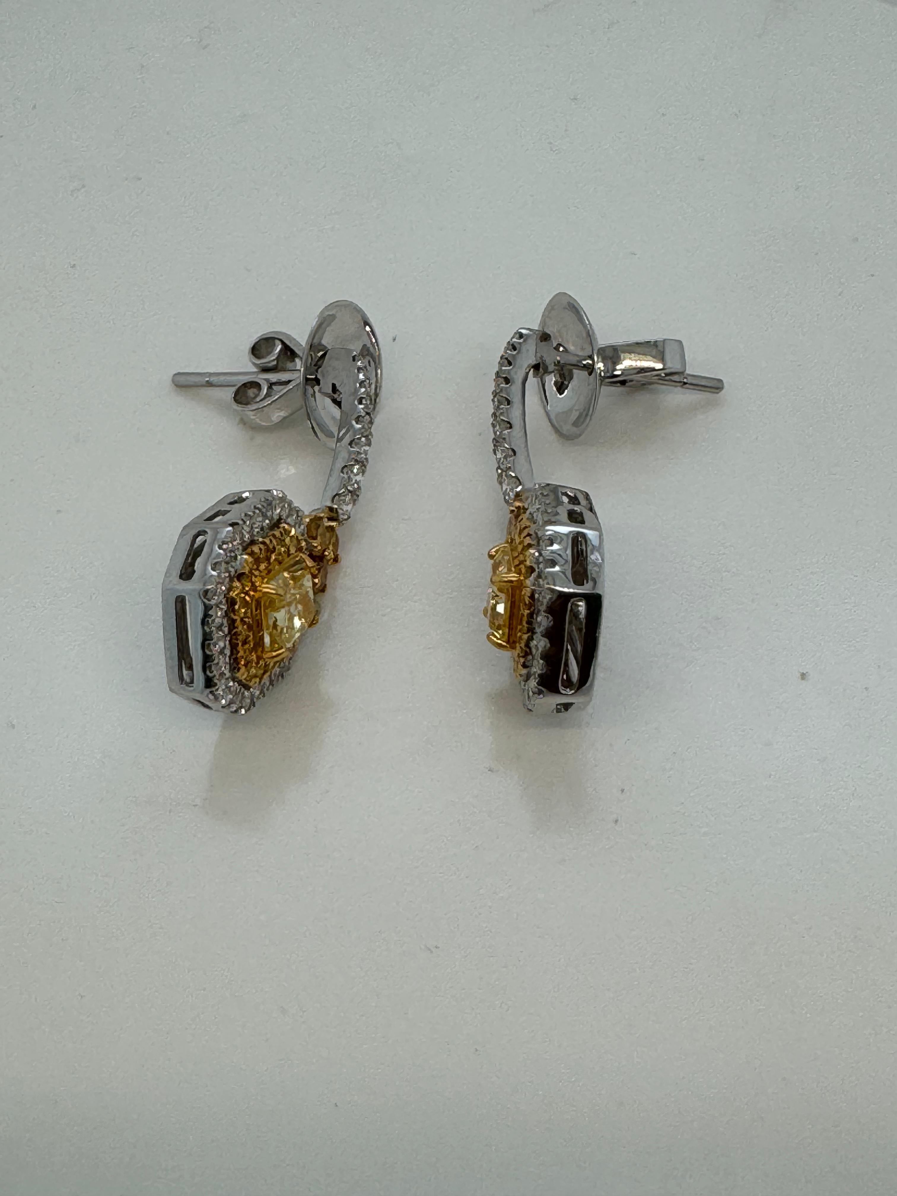 Taglio cuscino Certificato GIA 1,24 carati. Orecchini con diamante giallo intenso Fancy in oro bianco 18 carati in vendita