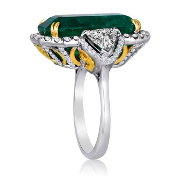 GIA Certified 12.40Carat Emerald and Diamond Halo Three Stone Gold Cocktail Ring In New Condition In NEW YORK, NY