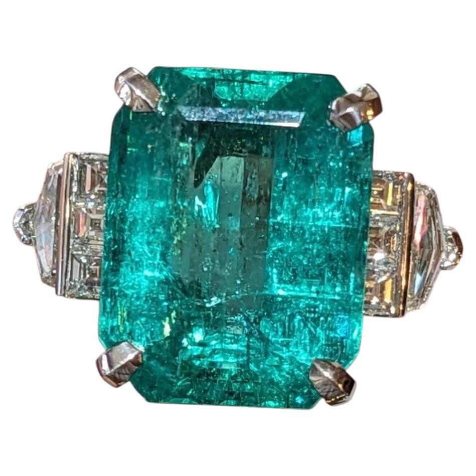 GIA-zertifizierter Ring aus Platin mit einem kolumbianischen Smaragd (12,49 Karat) und Diamanten