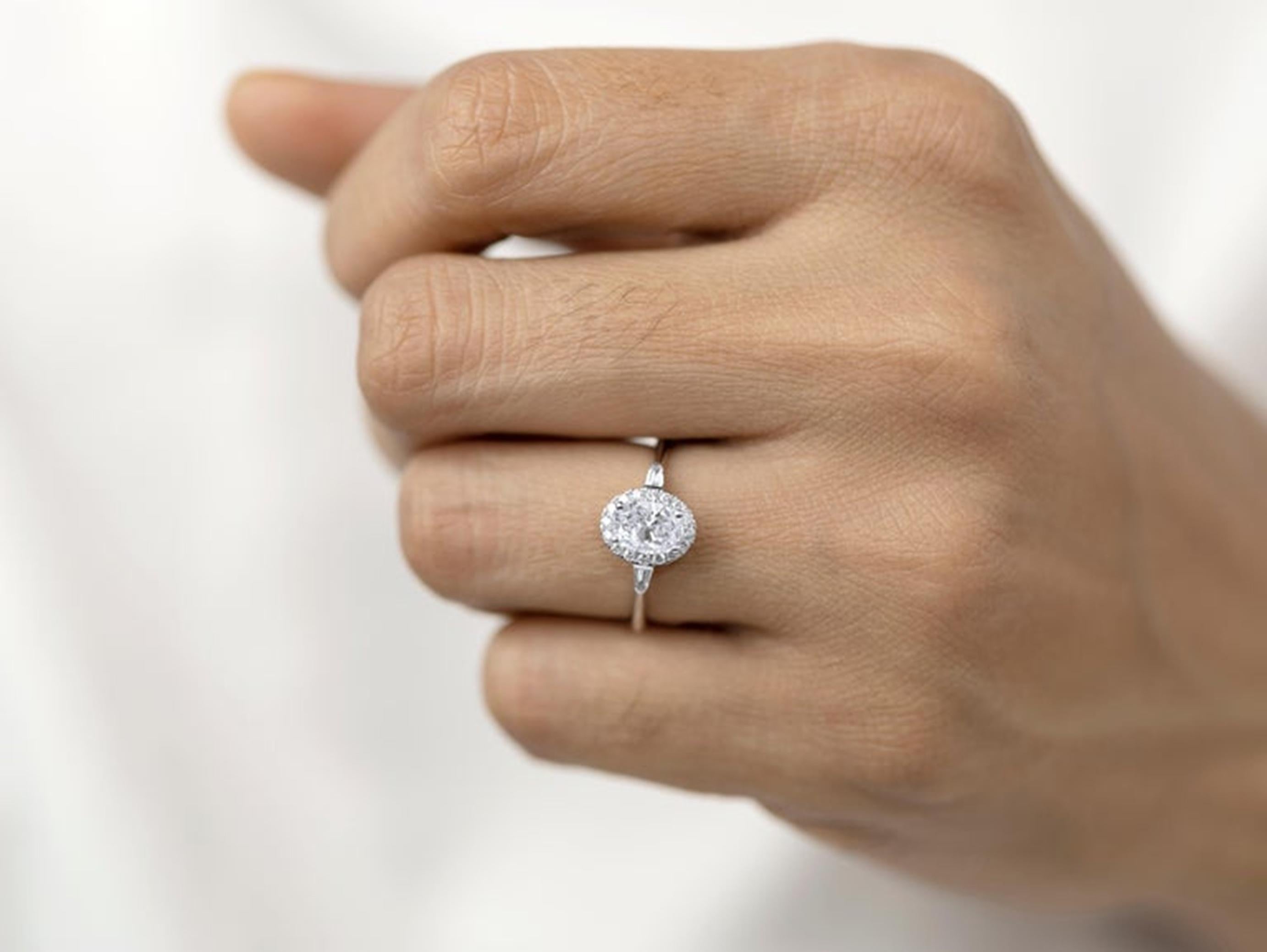 Anillo Halo de Diamantes Ovalados con Certificado GIA de 1,24ct en Oro Blanco de 18K - ArtDeco Elegance en venta 4