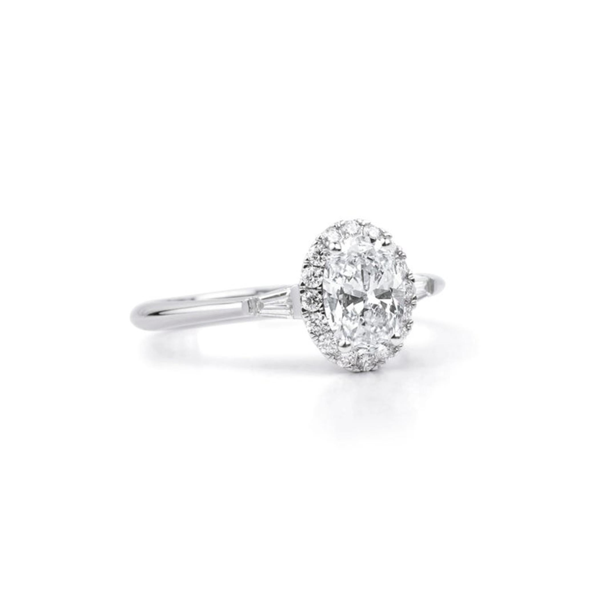 Anillo Halo de Diamantes Ovalados con Certificado GIA de 1,24ct en Oro Blanco de 18K - ArtDeco Elegance en venta 1