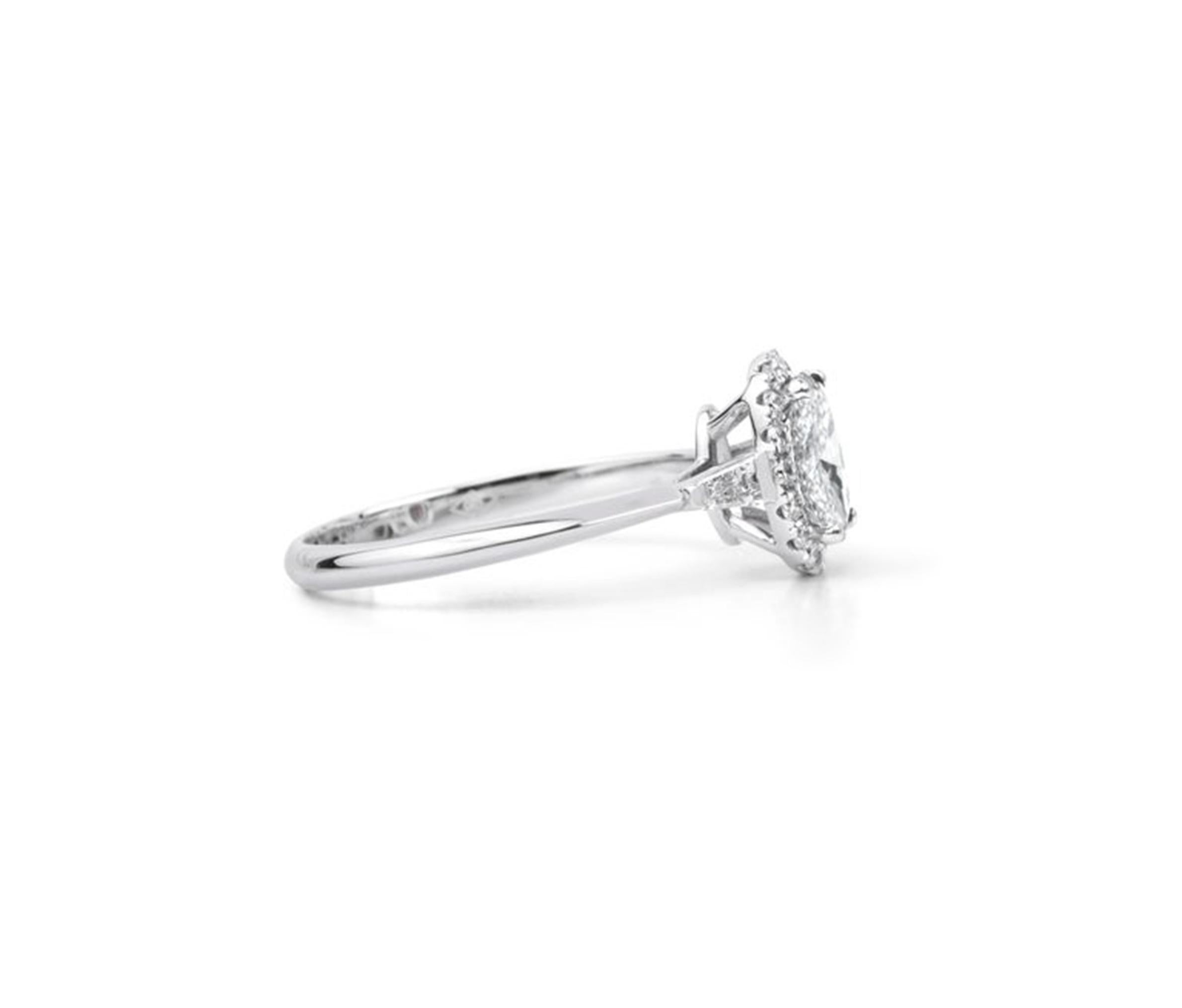 Anillo Halo de Diamantes Ovalados con Certificado GIA de 1,24ct en Oro Blanco de 18K - ArtDeco Elegance en venta 2