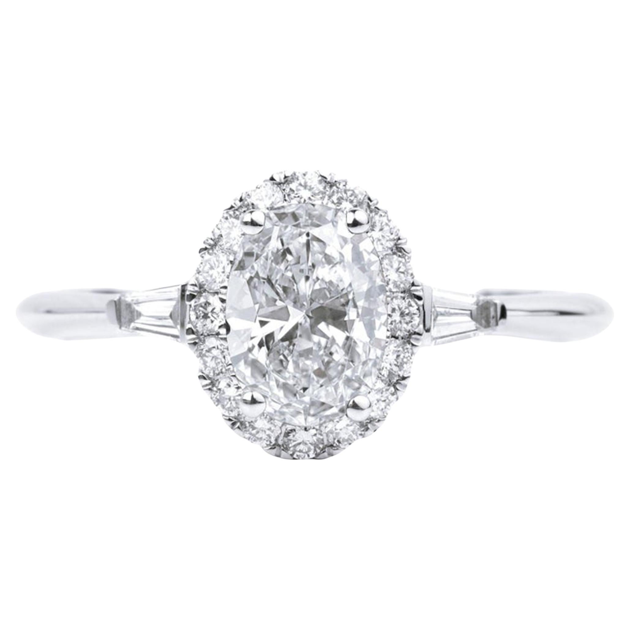Bague de halo en or blanc 18 carats avec diamant ovale de 1,24 ct certifié par la GIA - Elegance ArtDeco