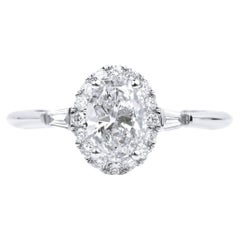 Bague de halo en or blanc 18 carats avec diamant ovale de 1,24 ct certifié par la GIA - Elegance ArtDeco