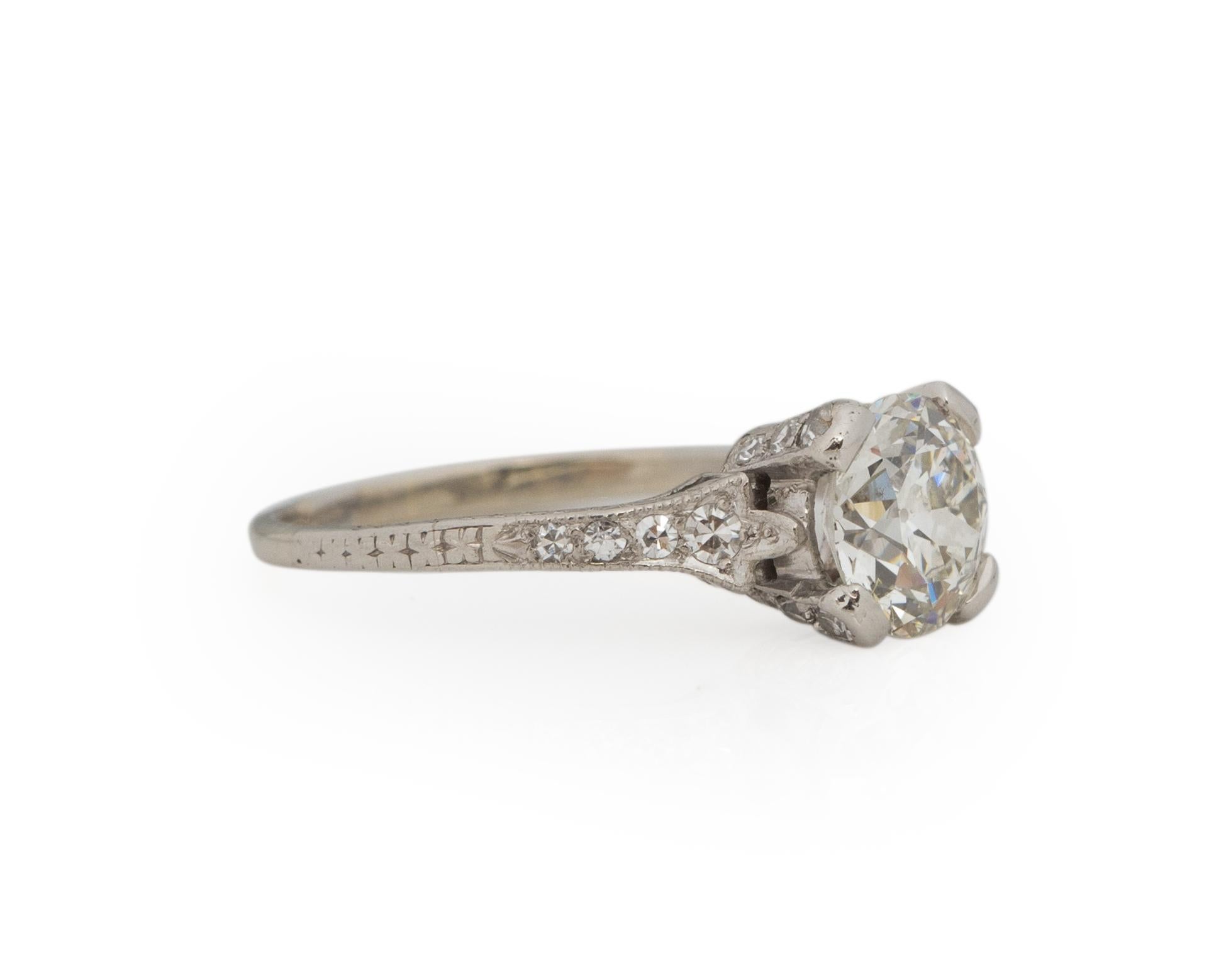 Ringgröße: 6
Metall-Typ: Platin [gepunzt und geprüft]
Gewicht: 2,5 Gramm

Zentrum Diamant Details:
GIA-BERICHT NR.: 2221050734
Gewicht: 1,25ct
Schliff: Alter europäischer Brillant
Farbe: J
Klarheit: SI1
Abmessungen: 6.99mm x 6.77 x 4.19mm

Seite