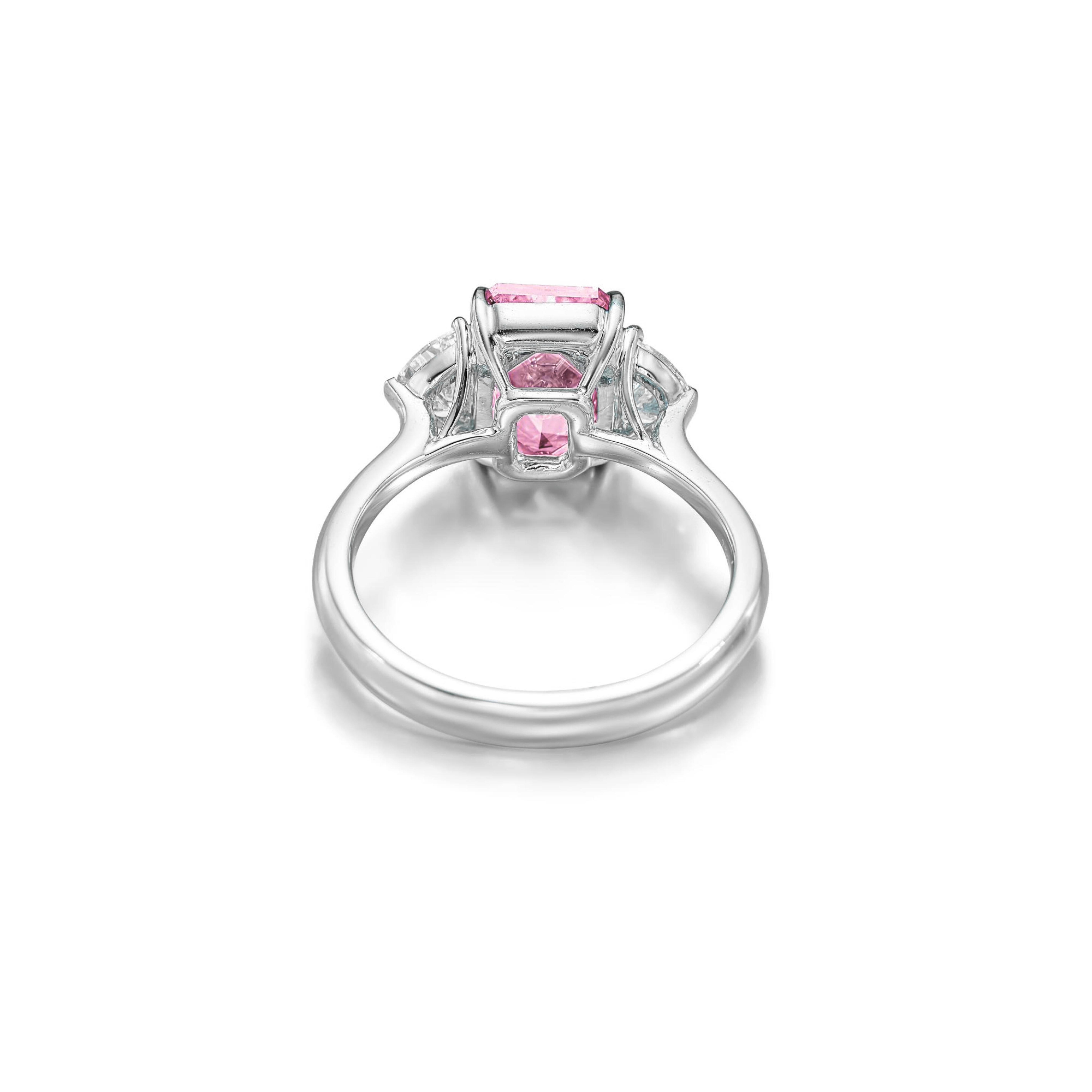 Voici une époustouflante bague en platine sertie d'un diamant rose clair fantaisie de 1,25 carat certifié par le GIA, d'une pureté irréprochable. Cette superbe pièce est encore rehaussée par deux diamants trapézoïdaux, qui ajoutent une touche