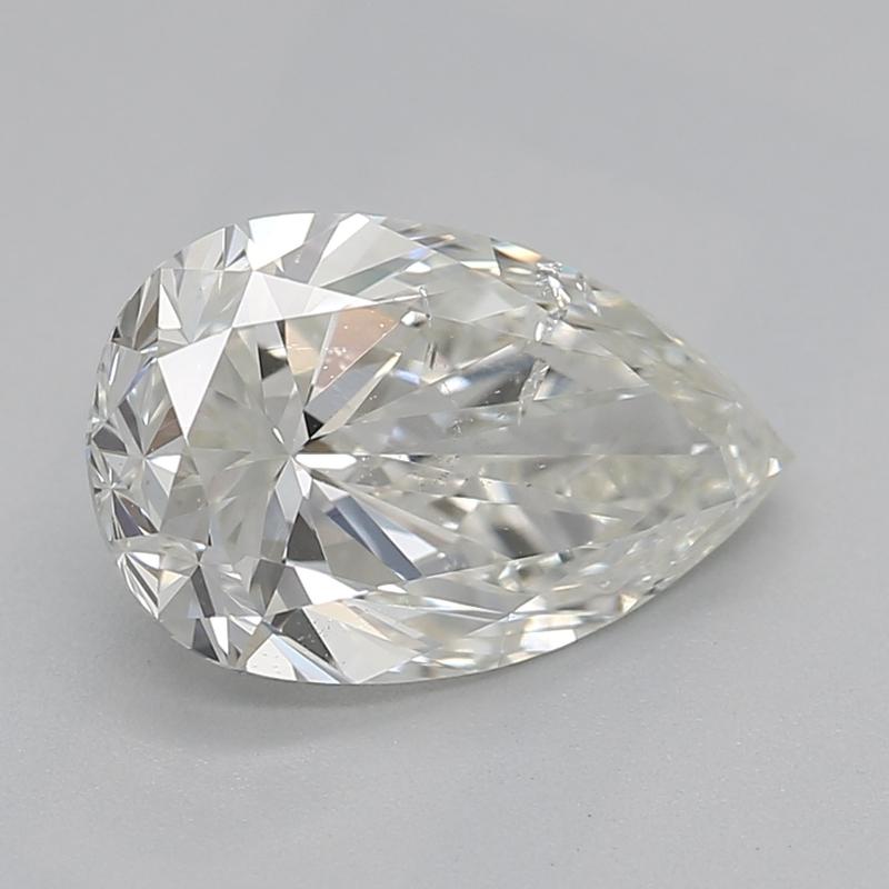 Eleva tu colección de joyas con este impresionante anillo de diamantes, cuyo corazón es un impresionante diamante pera de 1,25 , clasificado como J e I1. La excepcional artesanía se hace evidente en el exquisito diseño, donde la luminosa piedra