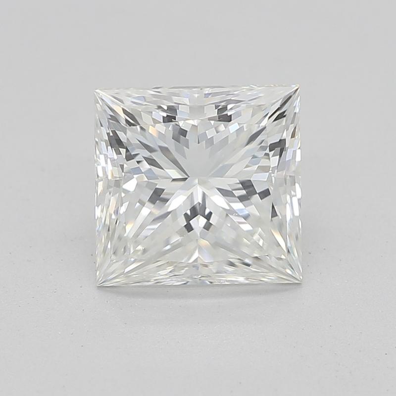 Realizzato a mano a New York, un incantevole anello con diamante che mette in mostra uno splendido diamante centrale princess I VS1 1,25, meticolosamente fissato in una classica montatura a quattro punte. Il sontuoso design è caratterizzato da