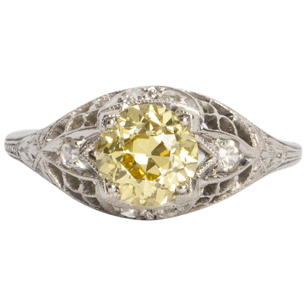 Verlobungsring mit GIA-zertifiziertem 1,25 Karat gelbem Diamant in Platin im Angebot