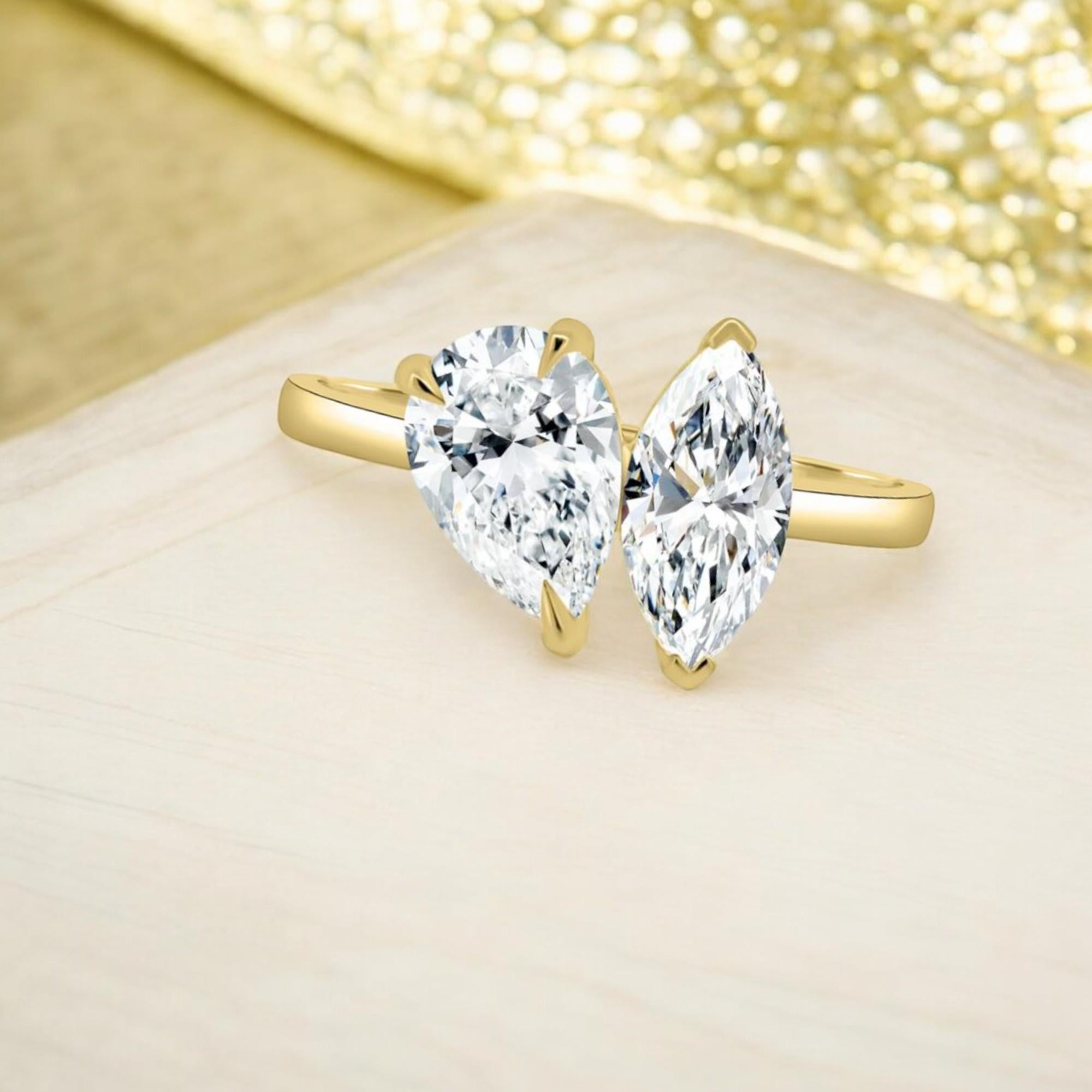 Questo squisito anello di fidanzamento è la scelta ideale per chi cerca un design elegante e senza tempo. Realizzato in oro giallo 18 carati, presenta una splendida miscela di diamanti con taglio a pera e marquise per un peso totale di 1,25 carati.