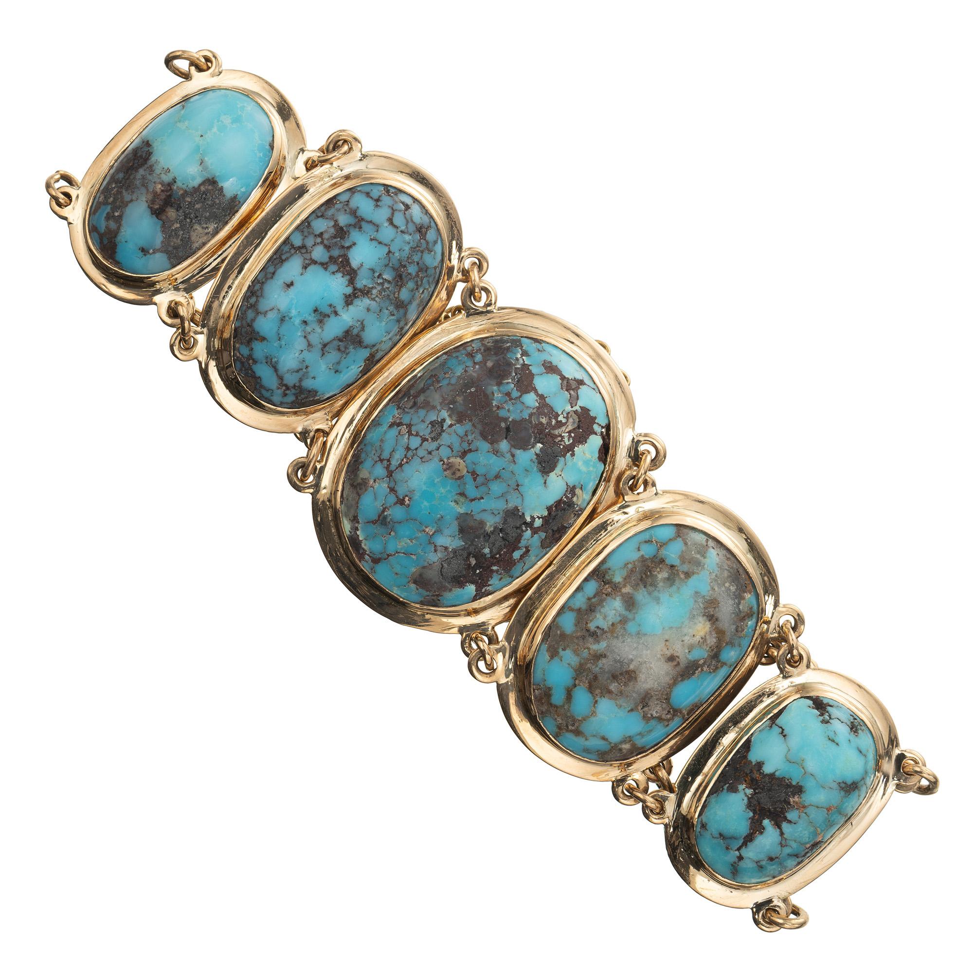 Bracciale vintage anni '30 con 10 pietre di turchese naturale non trattato in oro massiccio 14k. Ogni turchese ovale cabochon è incastonato in oro giallo 14k. Il peso totale delle 10 pietre è di 125,00 carati. Ogni gemma di turchese che